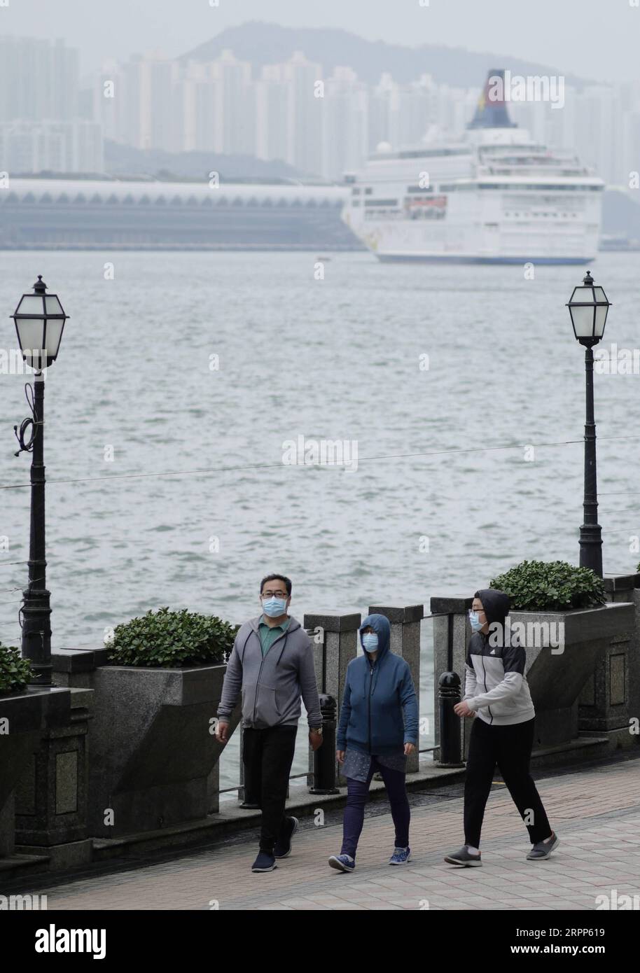 200311 -- HONGKONG, 11. März 2020 -- Bürger machen einen Spaziergang am Meer in Hung Hom von Hongkong, Südchina, 11. März 2020. Die Gesamtzahl der bestätigten COVID-19-Fälle in Hongkong ist auf 126 gestiegen, sagte das Zentrum für Gesundheitsschutz in Hongkong am Mittwochnachmittag. CHINA-HONGKONG-COVID-19-DAILY LIFE CN WANGXSHEN PUBLICATIONXNOTXINXCHN Stockfoto