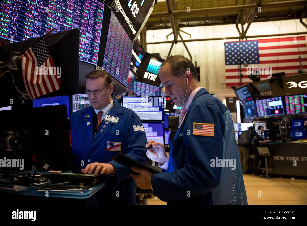 200311 -- NEW YORK, 11. März 2020 -- Händler arbeiten am 11. März 2020 an der New York Stock Exchange NYSE in New York, USA. Der Dow Jones Industrial Average sank um 1.464,94 Punkte oder 5,86 Prozent auf 23.553.22. Der Aktienindex von 30 fiel in ein Bärenmarktgebiet, das um mehr als 20 Prozent unter dem Rekordabschluss des letzten Monats lag. Die S&P 500 ging um 140,85 Punkte oder 4,89 Prozent zurück und erreichte 2.741,38 Punkte. Der Nasdaq Composite Index tauchte 392,20 Punkte oder 4,70 Prozent auf 7.952,05 ein. Foto von /Xinhua U.S.-NEW YORK-STOCKS MichaelxNagle PUBLICATIONxNOTxINxCHN Stockfoto