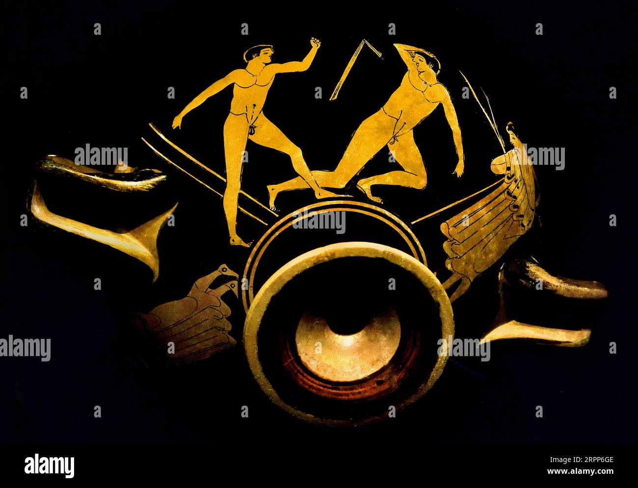 Attic Red-figure kylix zwei Boxer kämpfen unter dem wachsamen Auge ihres Trainers 480 v. Chr. durch den Maler des Paris Gigantomachy, Athen, Museum, Griechisch, Griechenland. Museum für Kykladische Kunst die Olympischen Spiele der Antike waren eine Reihe von sportlichen Wettbewerben unter Vertretern der stadtstaaten und gehörten zu den Panhellenischen Spielen des antiken Griechenlands. Sie wurden im panhellenischen Heiligtum von Olympia zu Ehren Zeus gehalten, und die Griechen gaben ihnen einen mythologischen Ursprung. Stockfoto