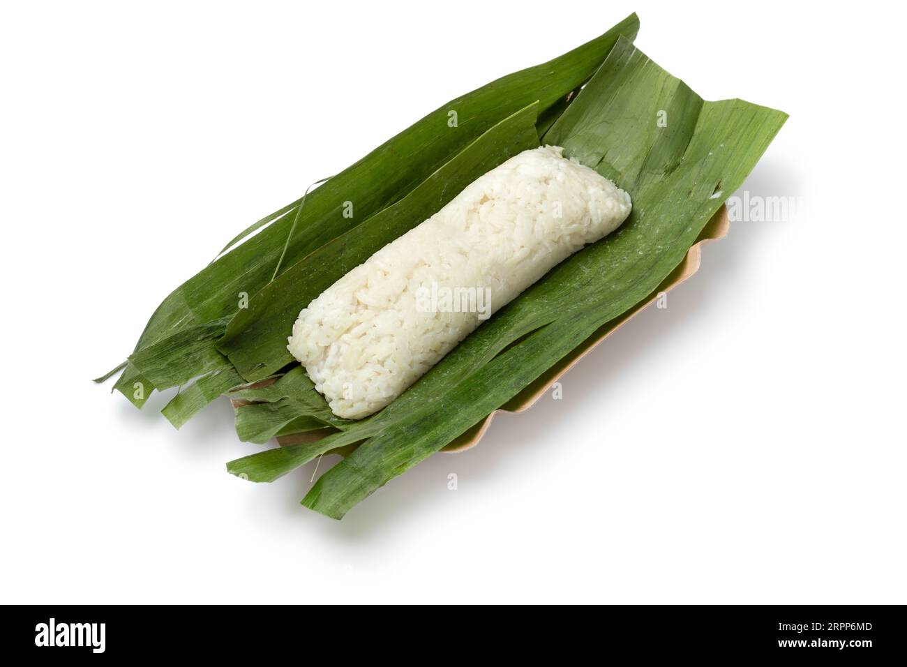 Ganze Lemper Ayam in Bananenblätter gewickelt, ein indonesischer herzhafter Snack aus glutinösem Reis, gefüllt mit gewürztem, geriebenem Huhn aus nächster Nähe isoliert Stockfoto