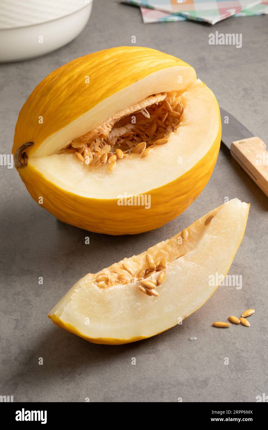 Frische reife gelbe Honigtaumelone und ein Keil Nahaufnahme Stockfoto