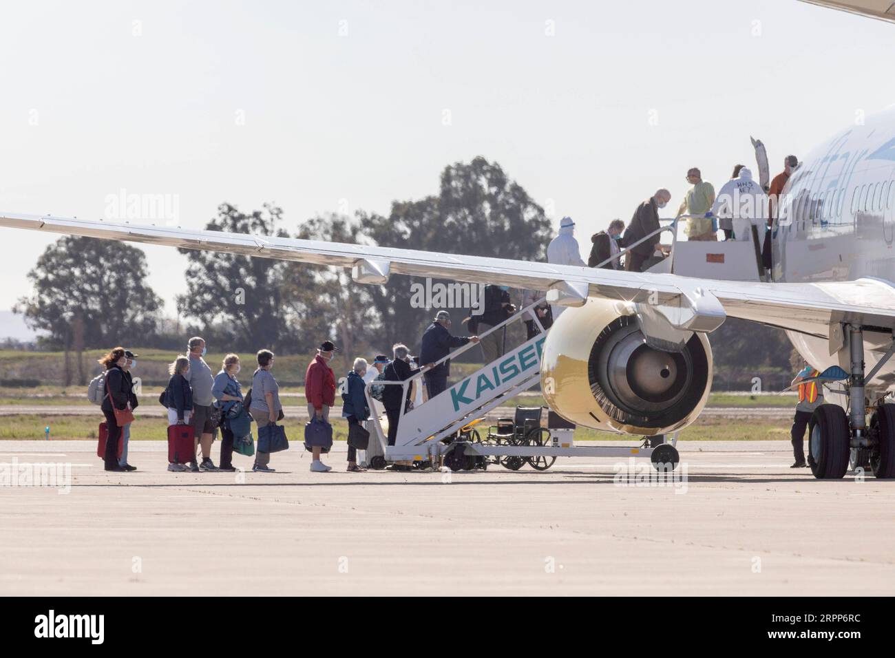 200312 -- SAN FRANCISCO, 12. März 2020 -- die Leute stiegen von der Grand Princess Kreuzfahrtlinie aus, um an Bord eines Flugzeugs zu gehen, das zu ausgewiesenen Check- und Quarantäneplätzen führt, am Oakland International Airport in Oakland, Kalifornien, USA, 11. März 2020. Die Beförderung von Passagieren, die von der Coronavirus-geplagten Grand Princess ausgestiegen sind, wurde seit dem Anlegen des Kreuzfahrtschiffs im Hafen von Oakland im Bundesstaat Kalifornien durchgeführt. Foto von /Xinhua U.S.-OAKLAND-GRAND PRINCESS-CRUISE SHIP-COVID-19 LixJianguo PUBLICATIONxNOTxINxCHN Stockfoto