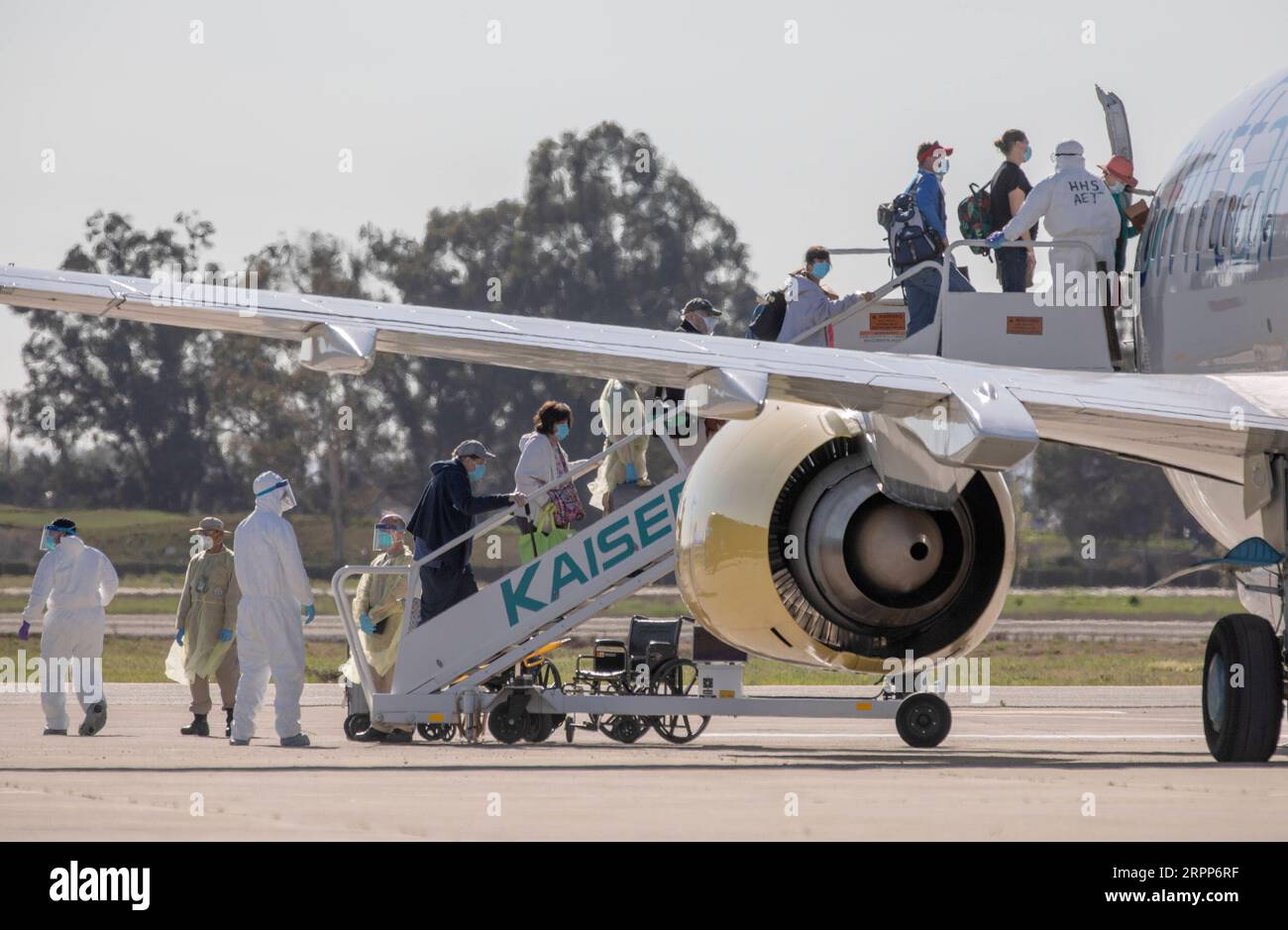 200312 -- SAN FRANCISCO, 12. März 2020 -- die Leute stiegen von der Grand Princess Kreuzfahrtlinie aus, um an Bord eines Flugzeugs zu gehen, das zu ausgewiesenen Check- und Quarantäneplätzen führt, am Oakland International Airport in Oakland, Kalifornien, USA, 11. März 2020. Die Beförderung von Passagieren, die von der Coronavirus-geplagten Grand Princess ausgestiegen sind, wurde seit dem Anlegen des Kreuzfahrtschiffs im Hafen von Oakland im Bundesstaat Kalifornien durchgeführt. Foto von /Xinhua U.S.-OAKLAND-GRAND PRINCESS-CRUISE SHIP-COVID-19 LixJianguo PUBLICATIONxNOTxINxCHN Stockfoto