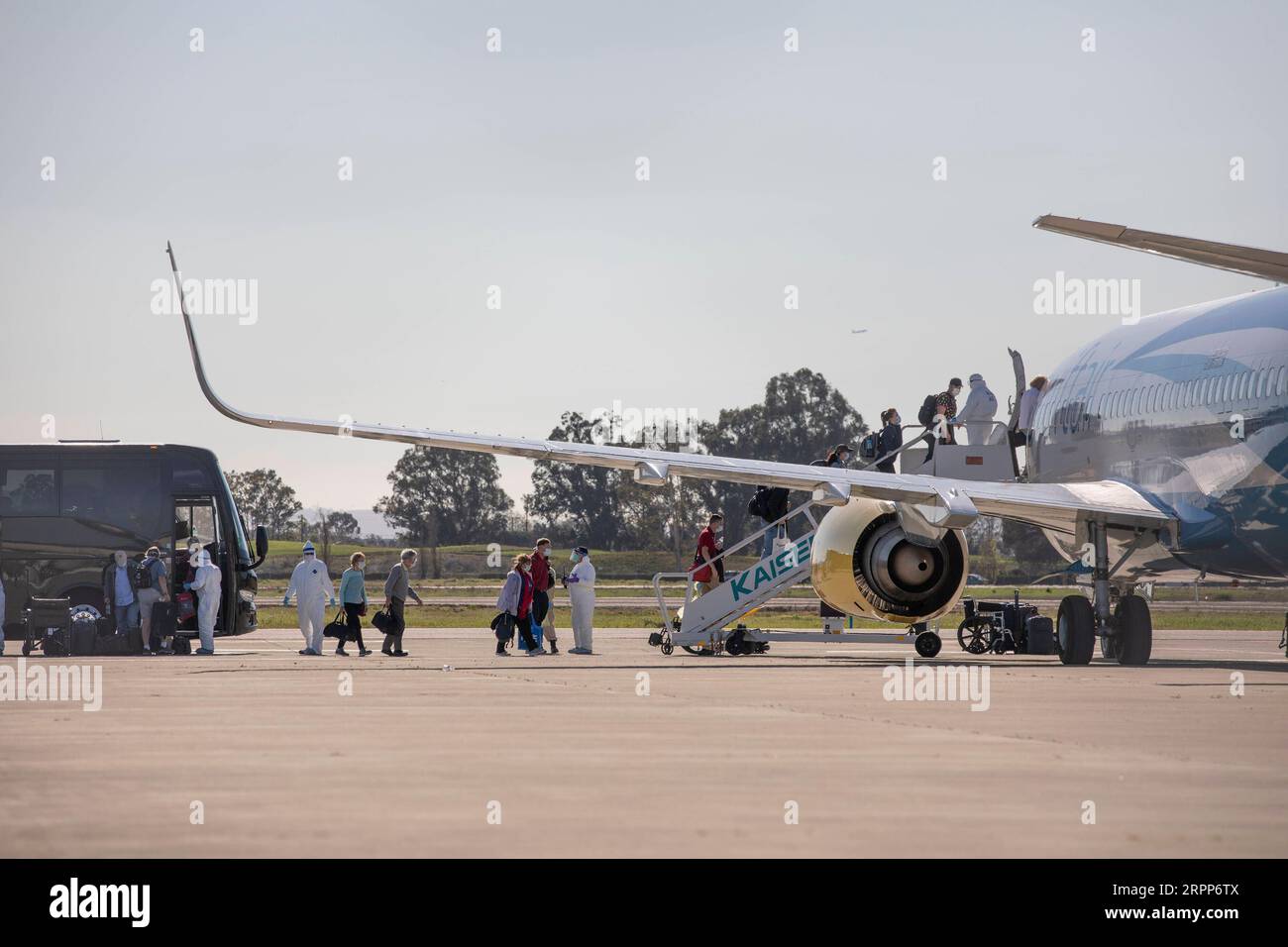 200312 -- SAN FRANCISCO, 12. März 2020 -- die Leute stiegen von der Grand Princess Kreuzfahrtlinie aus, um an Bord eines Flugzeugs zu gehen, das zu ausgewiesenen Check- und Quarantäneplätzen führt, am Oakland International Airport in Oakland, Kalifornien, USA, 11. März 2020. Die Beförderung von Passagieren, die von der Coronavirus-geplagten Grand Princess ausgestiegen sind, wurde seit dem Anlegen des Kreuzfahrtschiffs im Hafen von Oakland im Bundesstaat Kalifornien durchgeführt. Foto von /Xinhua U.S.-OAKLAND-GRAND PRINCESS-CRUISE SHIP-COVID-19 LixJianguo PUBLICATIONxNOTxINxCHN Stockfoto
