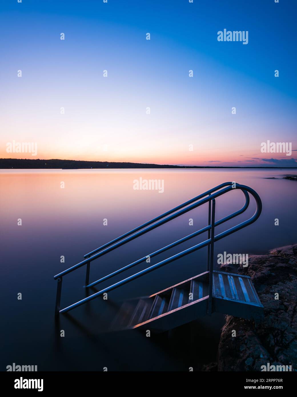 Sonnenuntergang über dem ruhigen See; ruhige Treppe zur Schönheit der Natur. Keine Personen. Schweden. Stockfoto