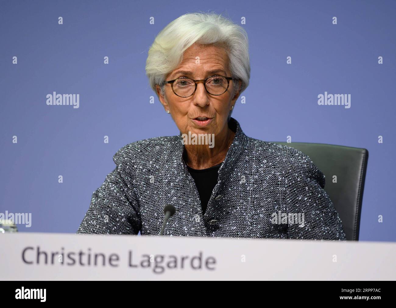 News Bilder des Tages 200312 -- FRANKFURT, 12. März 2020 Xinhua -- EZB-Präsidentin Christine Lagarde spricht auf einer Pressekonferenz am EZB-Hauptsitz in Frankfurt am 12. März 2020. Die Europäische Zentralbank EZB beschloss am Donnerstag, die Leitzinsen unverändert zu lassen, führte jedoch ein umfassendes Paket geldpolitischer Maßnahmen ein, um die Liquiditätsunterstützung angesichts der COVID-19-Bedenken zu gewährleisten. EZB/Handout über Xinhua NUR ZUR REDAKTIONELLEN VERWENDUNG. NICHT ZUM VERKAUF FÜR MARKETING- ODER WERBEKAMPAGNEN. DEUTSCHLAND-FRANKFURT-EZB-PRESSEGESPRÄCH-GELDPOLITIK-COVID-19 PUBLICATIONXNOT Stockfoto