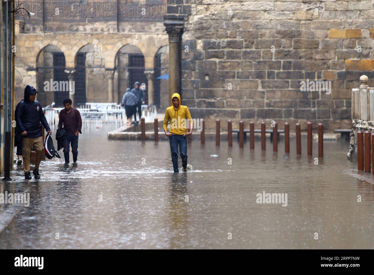 200312 -- KAIRO, 12. März 2020 Xinhua -- Fußgänger gehen in einer überfluteten Straße in Kairo, Ägypten, 12. März 2020. Die ägyptische Hauptstadt Kairo war am Donnerstag Zeuge eines Gewitters und heftiger Regenfälle. Xinhua/Ahmed Gomaa EGYPT-CAIRO-WEATHER-RAIN PUBLICATIONxNOTxINxCHN Stockfoto