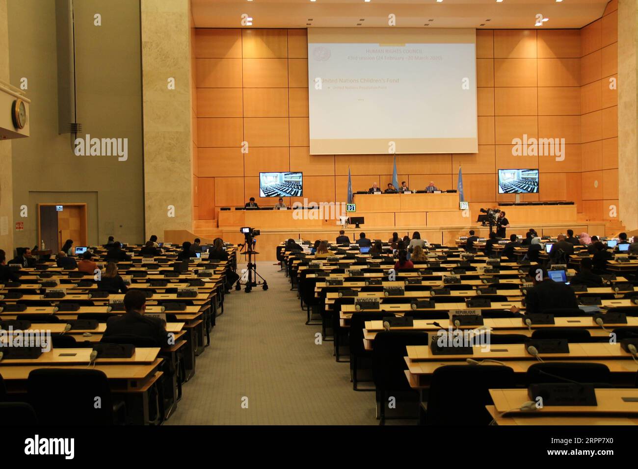 200312 -- GENF, 12. März 2020 -- das Foto vom 12. März 2020 zeigt, wie der Menschenrechtsrat der Vereinten Nationen während seiner 43. Tagung in Genf, Schweiz, eine allgemeine periodische Überprüfung durchführt. Der Menschenrechtsrat der Vereinten Nationen hat am Donnerstag beschlossen, seine 43. Tagung bis auf weiteres auszusetzen. Der rat erklärte in einer Erklärung, dass angesichts der dringenden Entwicklungen der COVID-19-Situation eine geordnete Aussetzung der Tagung bis Ende dieser Woche der beste Ansatz wäre. SCHWEIZ-GENF-MENSCHENRECHTSRAT-SITZUNG-AUSSETZUNG NIEXXIAOYANG PUBLICATIONXNOTXINXCHN Stockfoto