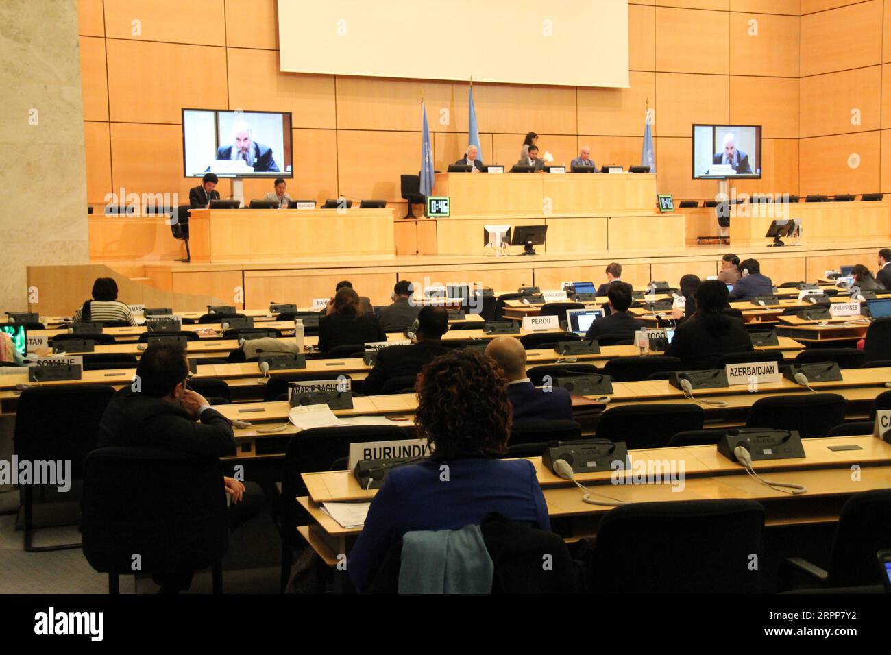 200312 -- GENF, 12. März 2020 -- das Foto vom 12. März 2020 zeigt, wie der Menschenrechtsrat der Vereinten Nationen während seiner 43. Tagung in Genf, Schweiz, eine allgemeine periodische Überprüfung durchführt. Der Menschenrechtsrat der Vereinten Nationen hat am Donnerstag beschlossen, seine 43. Tagung bis auf weiteres auszusetzen. Der rat erklärte in einer Erklärung, dass angesichts der dringenden Entwicklungen der COVID-19-Situation eine geordnete Aussetzung der Tagung bis Ende dieser Woche der beste Ansatz wäre. SCHWEIZ-GENF-MENSCHENRECHTSRAT-SITZUNG-AUSSETZUNG NIEXXIAOYANG PUBLICATIONXNOTXINXCHN Stockfoto
