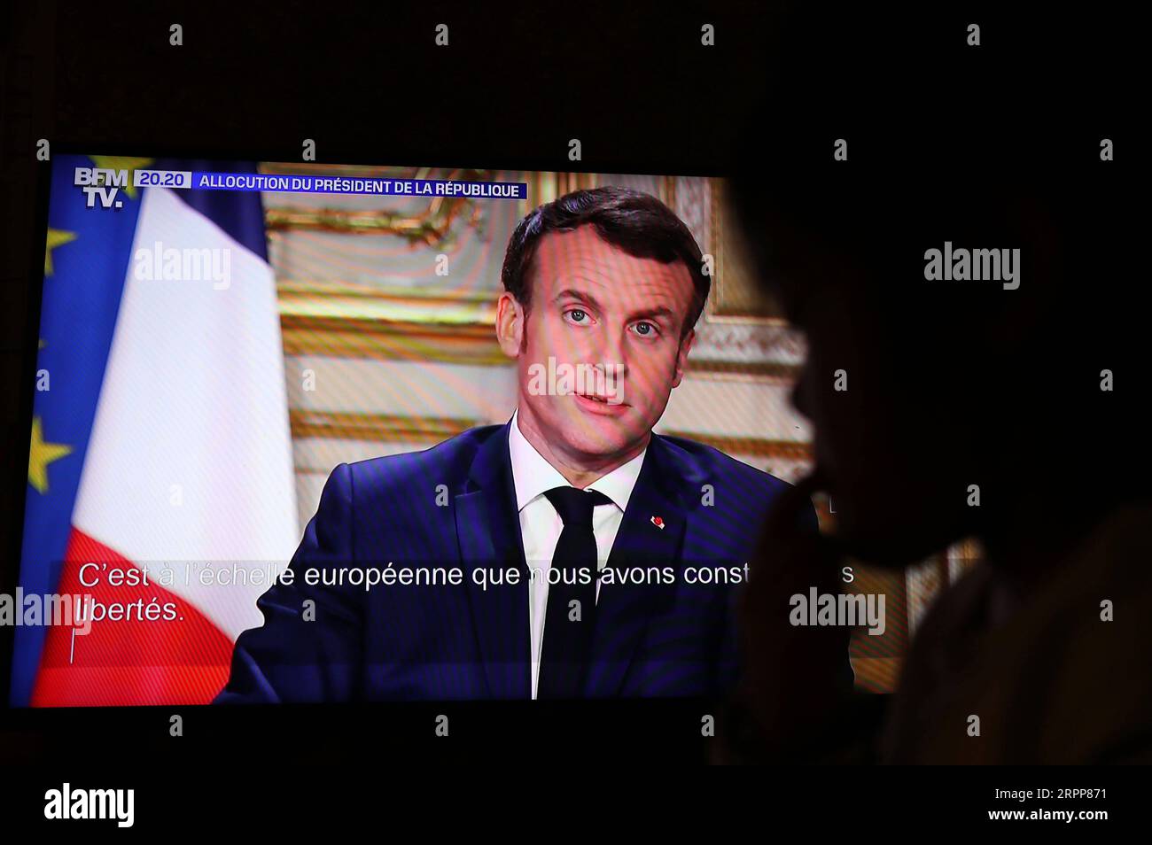 200313 -- PARIS, 13. März 2020 -- der französische Präsident Emmanuel Macron wird bei einer Fernsehansprache vor der Nation in Paris, Frankreich, am 12. März 2020 abgebildet. Emmanuel Macron gab am Donnerstag bekannt, dass alle Bildungseinrichtungen ab Montag bis auf weiteres geschlossen bleiben. In der Zwischenzeit wird der öffentliche Nahverkehr geöffnet bleiben, und die zwei-Wahlrunden für die Kommunalwahlen werden wie für den 15. Und 22. März geplant fortgesetzt. FRANCE-PARIS-PRESIDENT-SPEECH GaoxJing PUBLICATIONxNOTxINxCHN Stockfoto