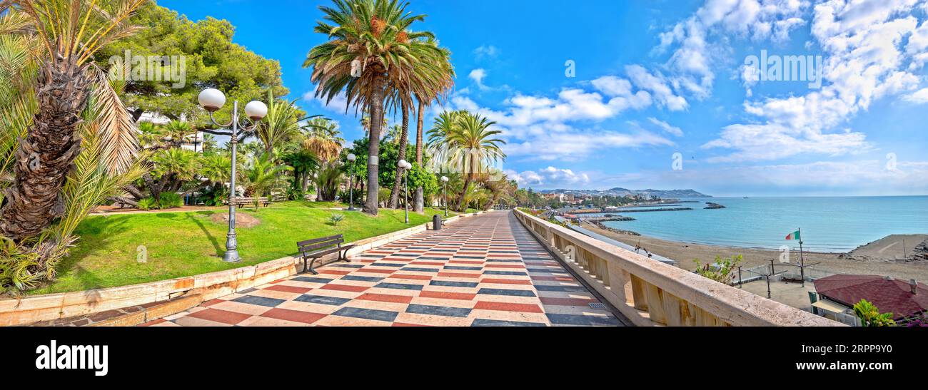 Panoramalandschaft mit Promenade entlang der küstenriviera und wunderschönem Blick auf das Mittelmeer in San Remo. Ligurien, Italien Stockfoto