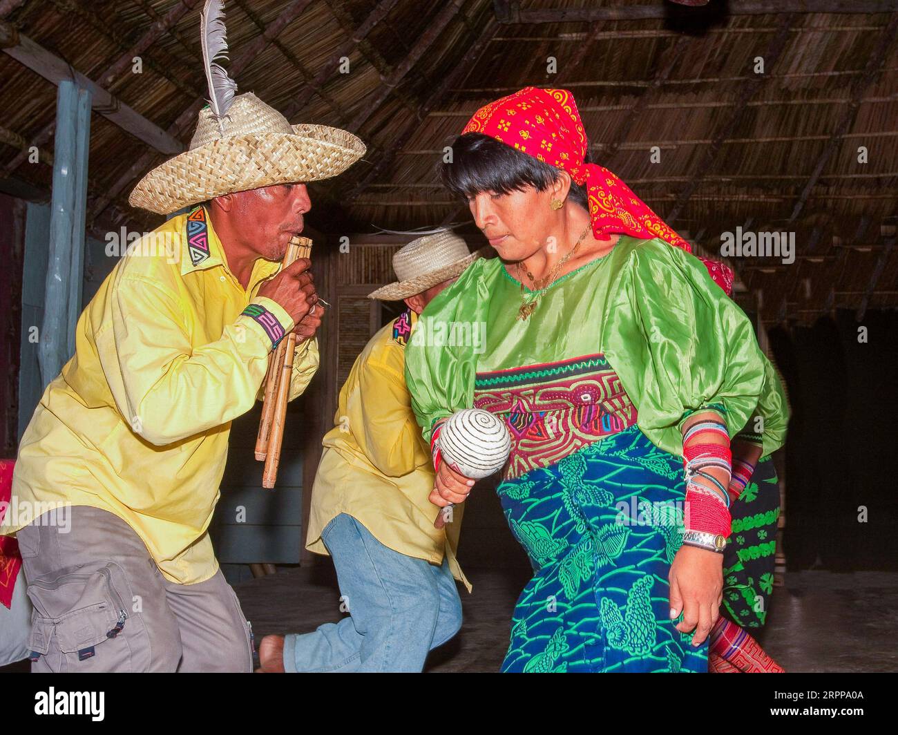 Panama, auf Uaguinega, einer der San Blas Inseln, im Bundesstaat Comarca Kuna Yala, tanzen die Kuna indianer ihre traditionellen Tänze. Stockfoto