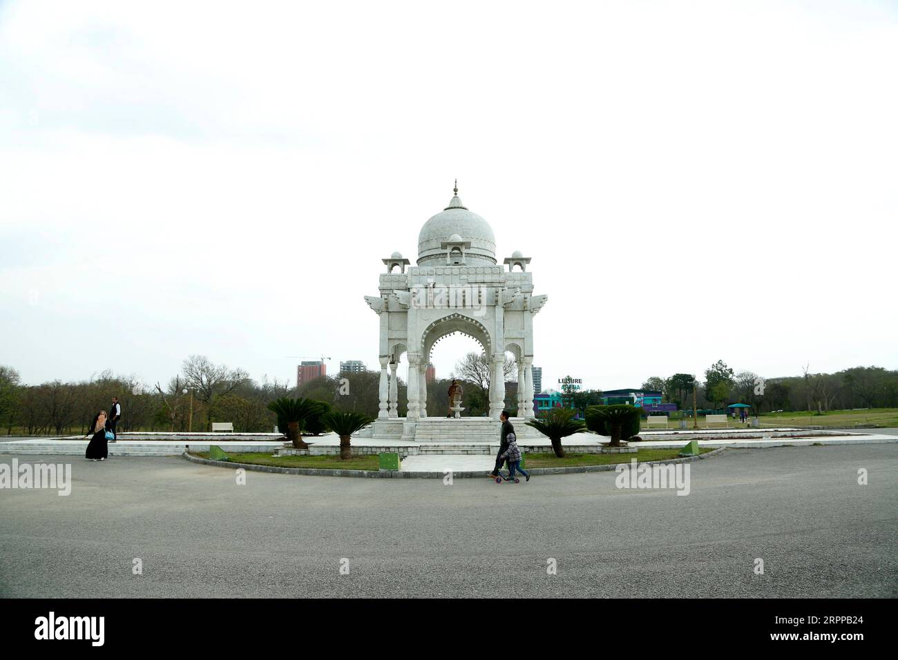 200314 -- ISLAMABAD, 14. März 2020 -- Menschen gehen in einem öffentlichen Park in Islamabad, Hauptstadt von Pakistan, 14. März 2020. Die pakistanische Regierung hat angekündigt, ihre Maßnahmen gegen COVID-19 im ganzen Land zu verbessern, nachdem 28 Menschen in den letzten 17 Tagen positiv auf das Virus getestet wurden, sagte der Sonderassistent des Premierministers für Gesundheit Zafar Mirza den Medien hier am Freitagabend. Das Land hat alle Arten von öffentlichen Versammlungen verboten, einschließlich Sport- und Kulturfestivals, Freizeitveranstaltungen in Kinos und Theatern, Hochzeitszeremonien in Hallen oder offenen Plätzen, Treffen mit Gefangenen, Kontra Stockfoto