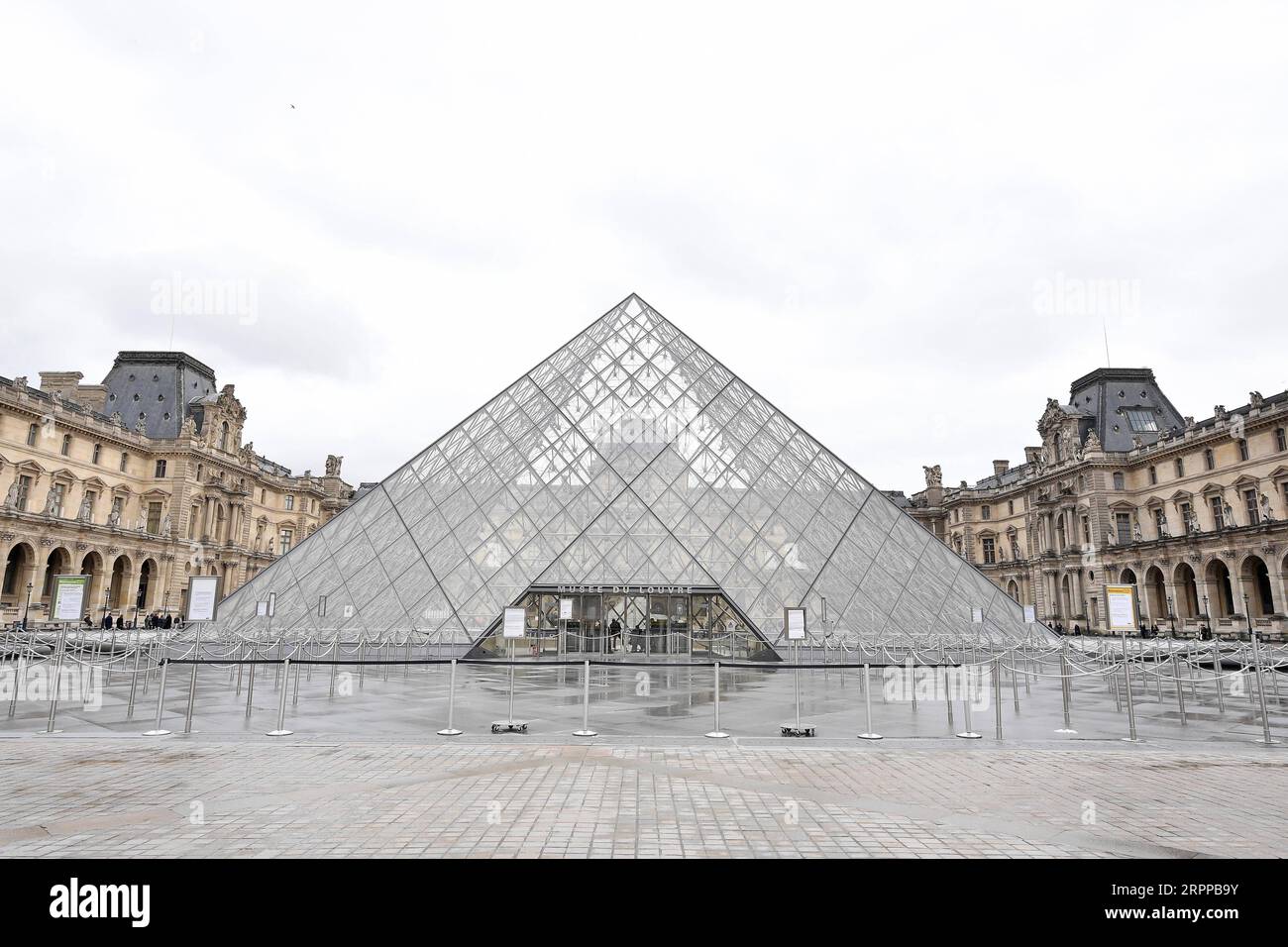 200314 -- PARIS, 14. März 2020 Xinhua -- Foto aufgenommen am 14. März 2020 zeigt das geschlossene Louvre Museum in Paris, Frankreich. Nach dem Verbot von Versammlungen von über 100 Personen und der Schließung aller Kindergärten und Schulen kündigte Frankreich am Samstag eine landesweite Schließung aller nicht unbedingt notwendigen öffentlichen Orte an, um die Ausbreitung von COVID-19 zu stoppen. Am Samstag verdoppelten sich die COVID-19-Infektionsfälle in Frankreich auf 4.500 in 72 Stunden, von denen 91 starben. Foto von Jack Chan/Xinhua FRANCE-PARIS-COVID-19-MEASURES PUBLICATIONxNOTxINxCHN Stockfoto