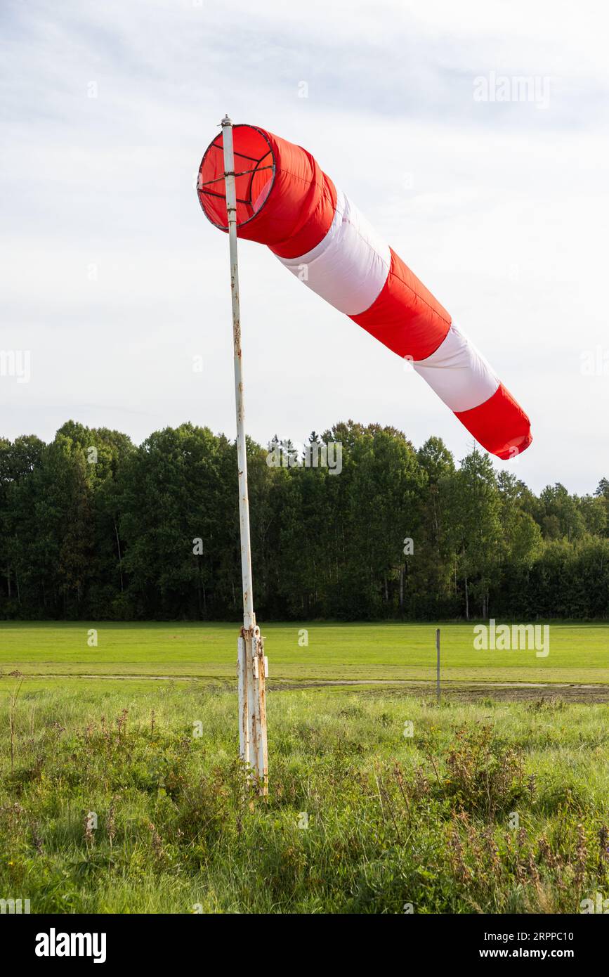 Flughafensymbole, Flughafenwindsocke, Örebro Flughafen, Örebro, Schweden. Stockfoto