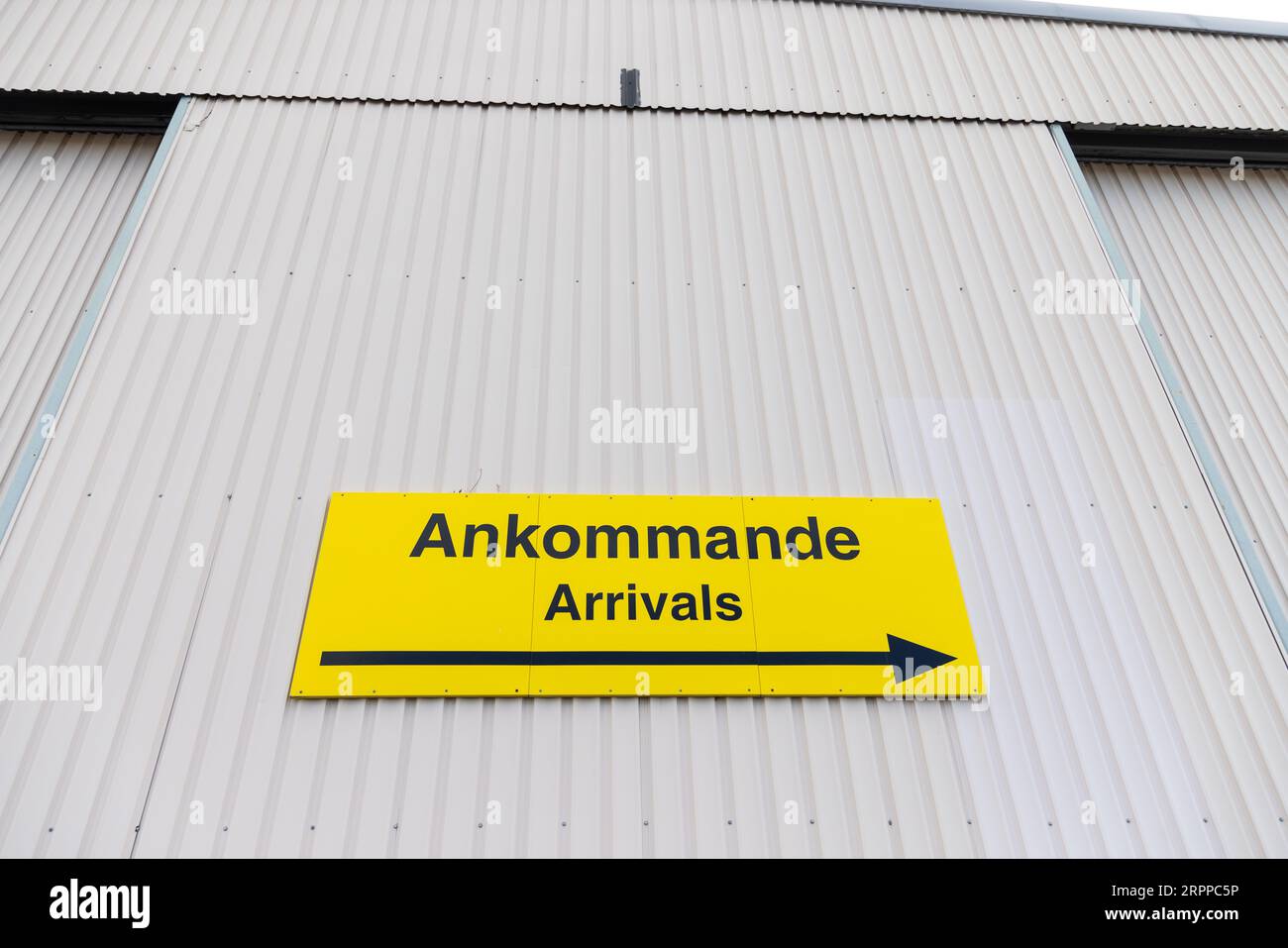 Flughafensymbole, Ankunftsschild (auf schwedisch: Ankommande)Örebro Airport, Örebro, Schweden. Stockfoto