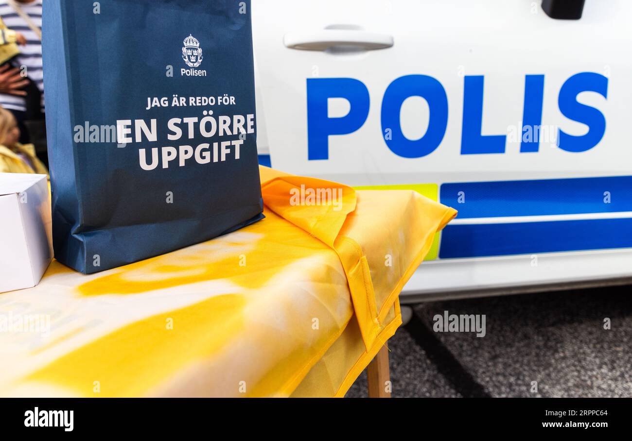 Werbung für die schwedische Polizeibehörde am Flughafen Örebro, Örebro, Schweden. Stockfoto