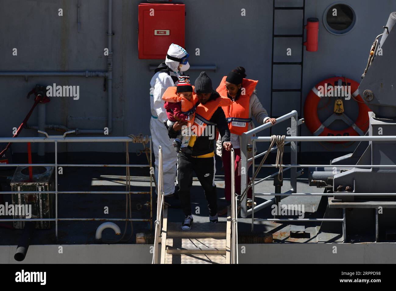 200316 -- VALLETTA, 16. März 2020 -- Migranten steigen am 15. März 2020 aus dem Patrouillenboot der Streitkräfte Maltas AFM in der Boiler Wharf in Senglea, Malta, aus. AFM hat eine Gruppe von 112 Migranten gerettet, die in Not waren, als ihr Schlauchboot anfing, Wasser aufzunehmen, sagte eine Sprecherin von AFM Xinhua am Sonntag. Foto von /Xinhua MALTA-MIGRANTINNEN-AUSSCHIFFUNG JonathanxBorg PUBLICATIONxNOTxINxCHN Stockfoto