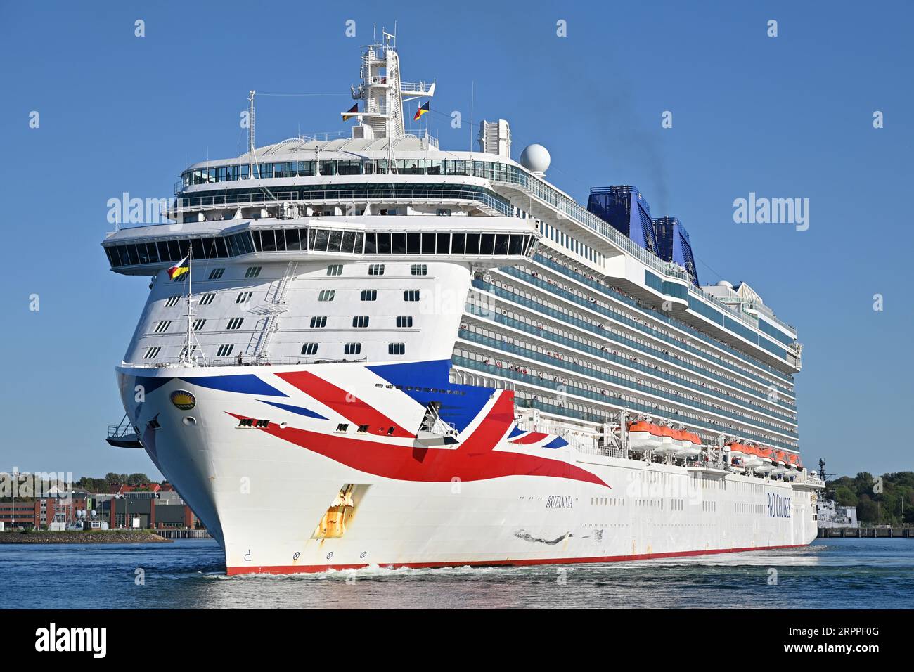 P&O Cruises BRITANNIA im Hafen von Kiel Stockfoto