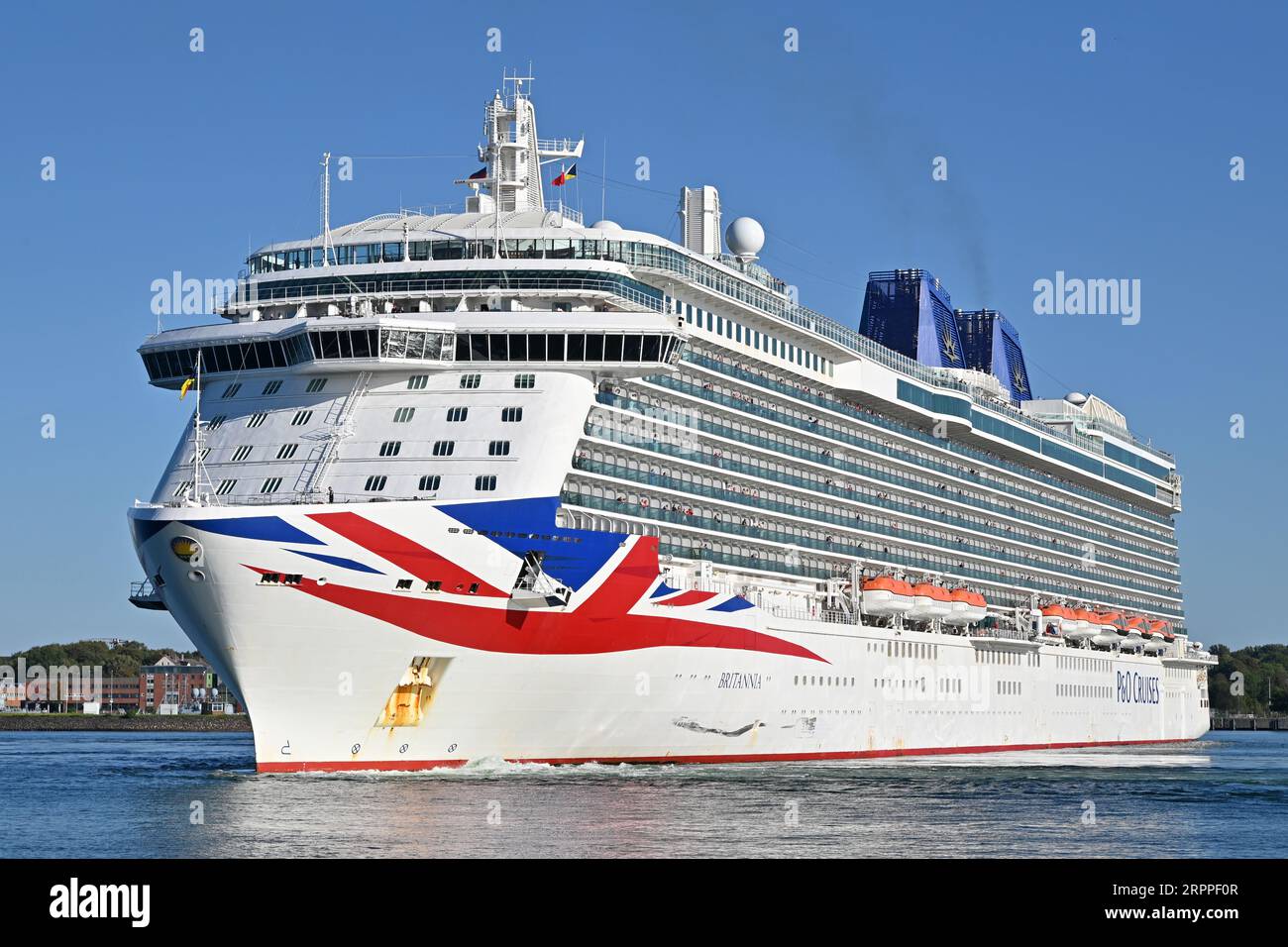 P&O Cruises BRITANNIA im Hafen von Kiel Stockfoto