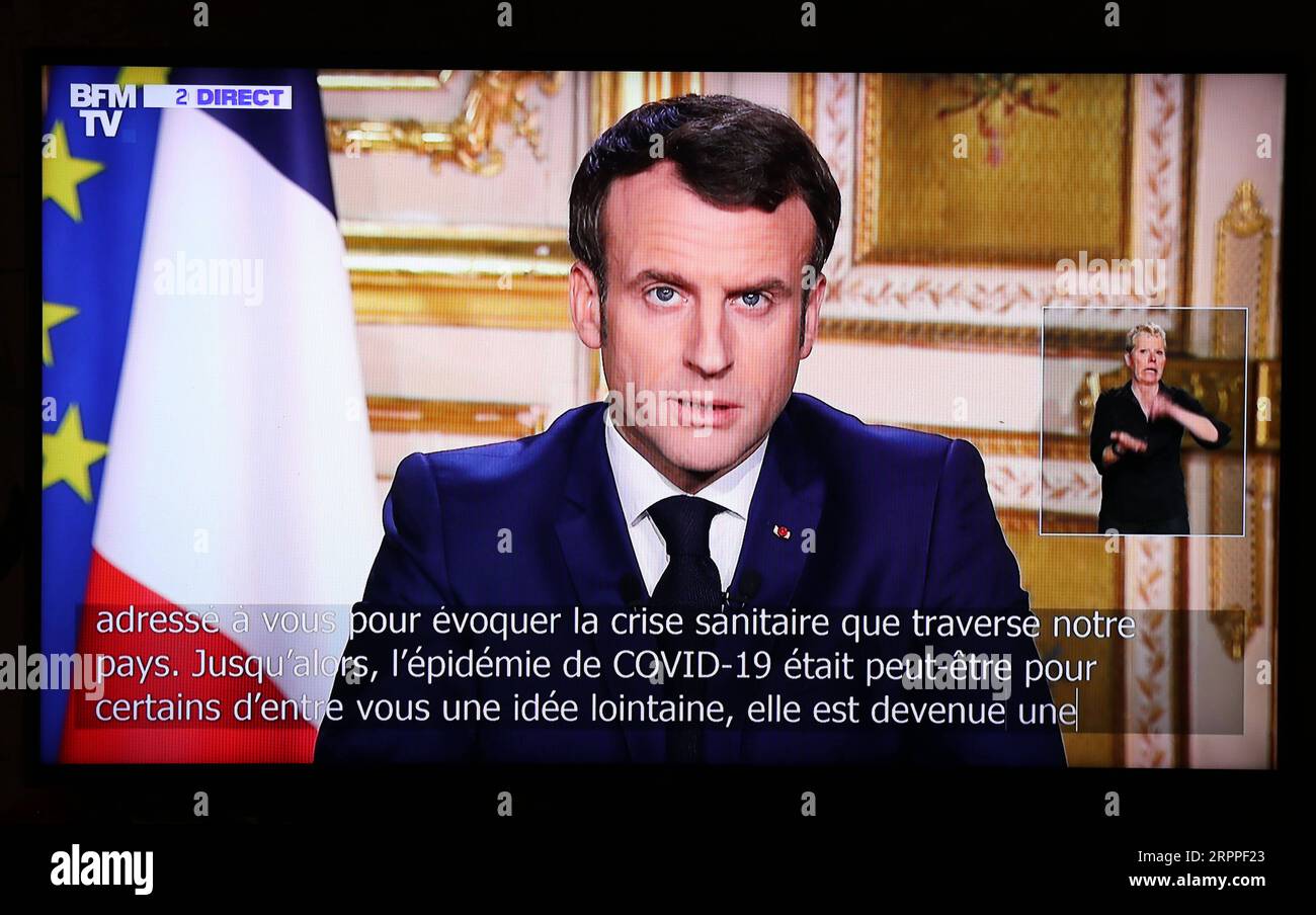 200316 -- PARIS, 16. März 2020 -- der französische Präsident Emmanuel Macron wird bei einer Fernsehansprache vor der Nation in Paris, Frankreich, am 16. März 2020 abgebildet. Der französische Präsident Emmanuel Macron hat am Montag die bereits ergriffenen Maßnahmen zur Bekämpfung eines Sanitärkriegs gegen die COVID-19-Pandemie ausgeweitet und Grenzschließungen, die Aussetzung des Flugverkehrs, strengere Beschränkungen der Verbringung und Strafen für Straftäter angeordnet. FRANCE-PARIS-MACRON-SPEECH-COVID-19 GaoxJing PUBLICATIONxNOTxINxCHN Stockfoto