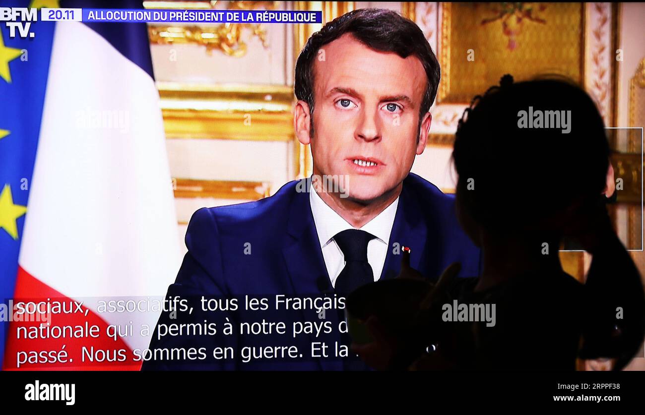 200316 -- PARIS, 16. März 2020 -- der französische Präsident Emmanuel Macron wird bei einer Fernsehansprache vor der Nation in Paris, Frankreich, am 16. März 2020 abgebildet. Der französische Präsident Emmanuel Macron hat am Montag die bereits ergriffenen Maßnahmen zur Bekämpfung eines Sanitärkriegs gegen die COVID-19-Pandemie ausgeweitet und Grenzschließungen, die Aussetzung des Flugverkehrs, strengere Beschränkungen der Verbringung und Strafen für Straftäter angeordnet. FRANCE-PARIS-MACRON-SPEECH-COVID-19 GaoxJing PUBLICATIONxNOTxINxCHN Stockfoto