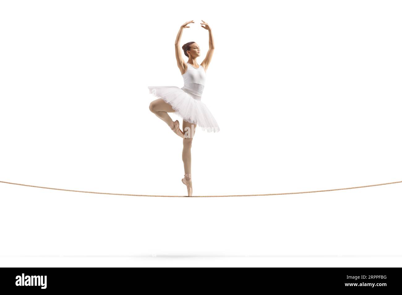 Aufnahme einer Ballerina in voller Länge, die auf einem Seilzug auf weißem Hintergrund tanzt Stockfoto