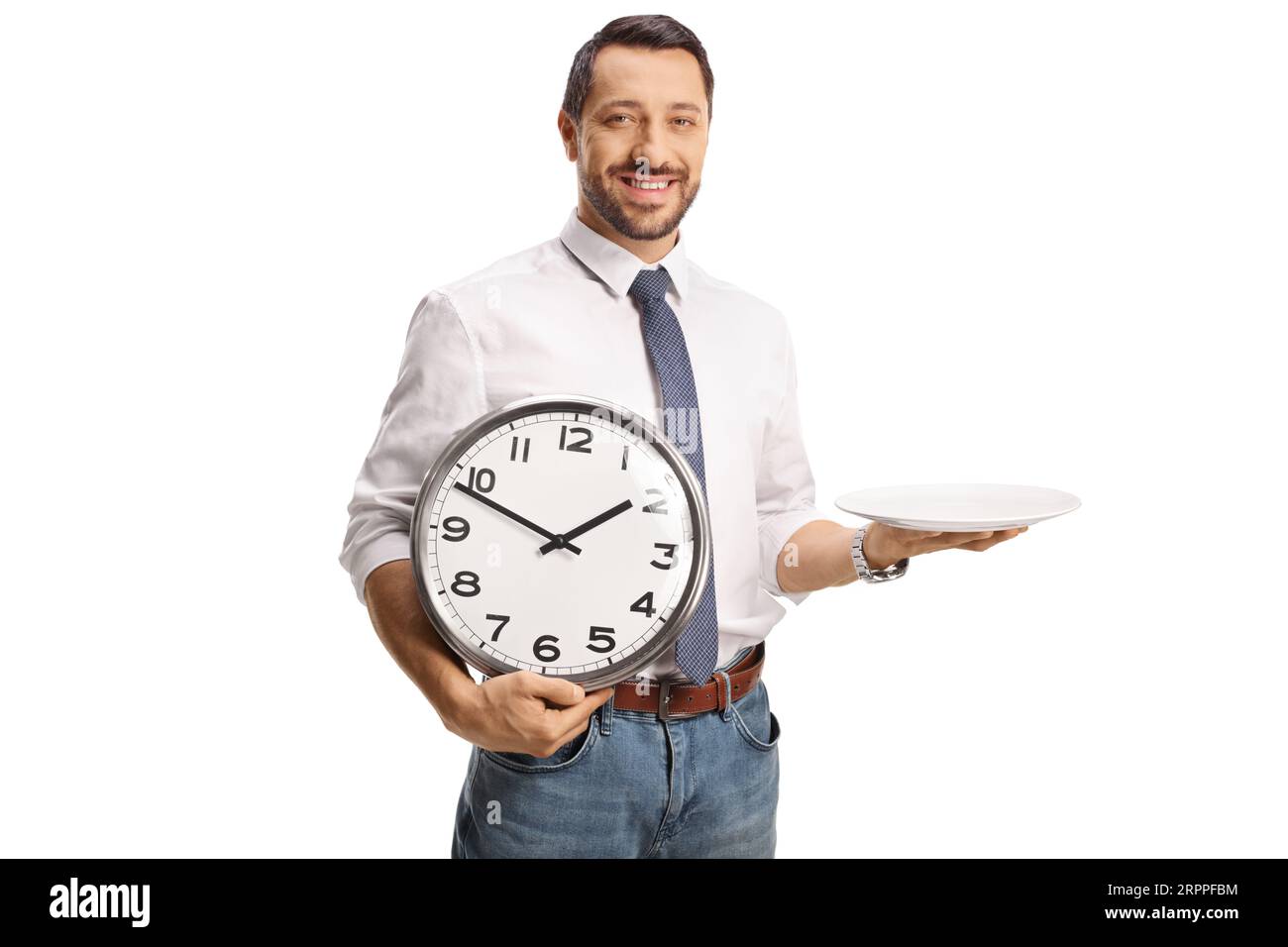 Mann, der einen leeren Teller und eine Uhr auf weißem Hintergrund hält Stockfoto