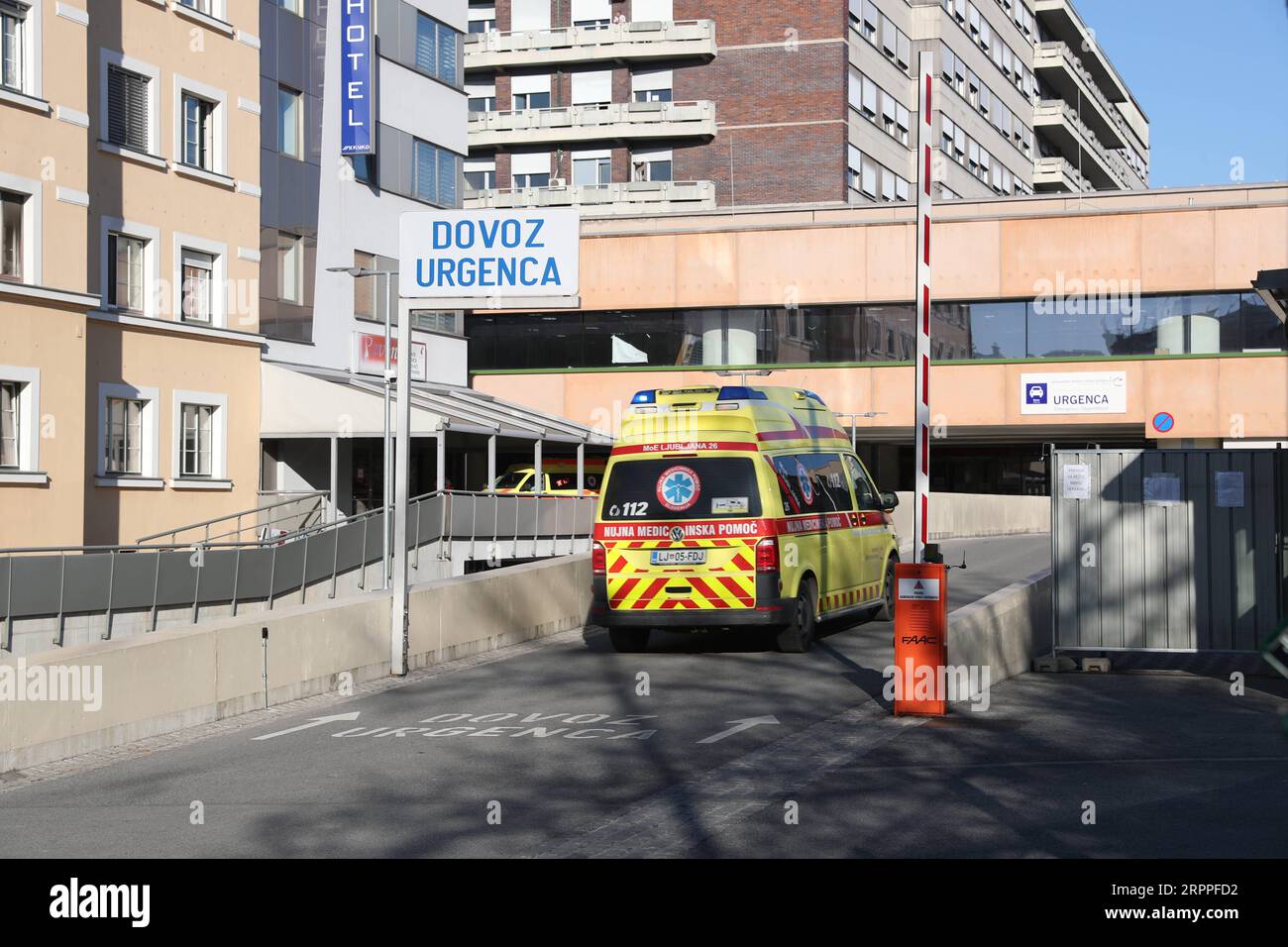 200317 -- LJUBLJANA, 17. März 2020 -- ein Krankenwagen fährt in das medizinische Zentrum der Universität Ljubljana, dem Hauptkrankenhaus für die Behandlung von COVID-19-Patienten, in Ljubljana, der Hauptstadt Sloweniens, 16. März 2020. Die Zahl der bestätigten COVID-19-Fälle in Slowenien stieg nach Angaben der Regierung vom Montag auf 253. Die Regierung beschloss, den öffentlichen Personennahverkehr ab Sonntagnachmittag auszusetzen und die bisherige Verordnung über die Schließung aller Bildungseinrichtungen auf unbestimmte Zeit zu verlängern. SLOWENIEN-LJUBLJANA-COVID-19 PengxLijun PUBLICATIONxNOTxINxCHN Stockfoto