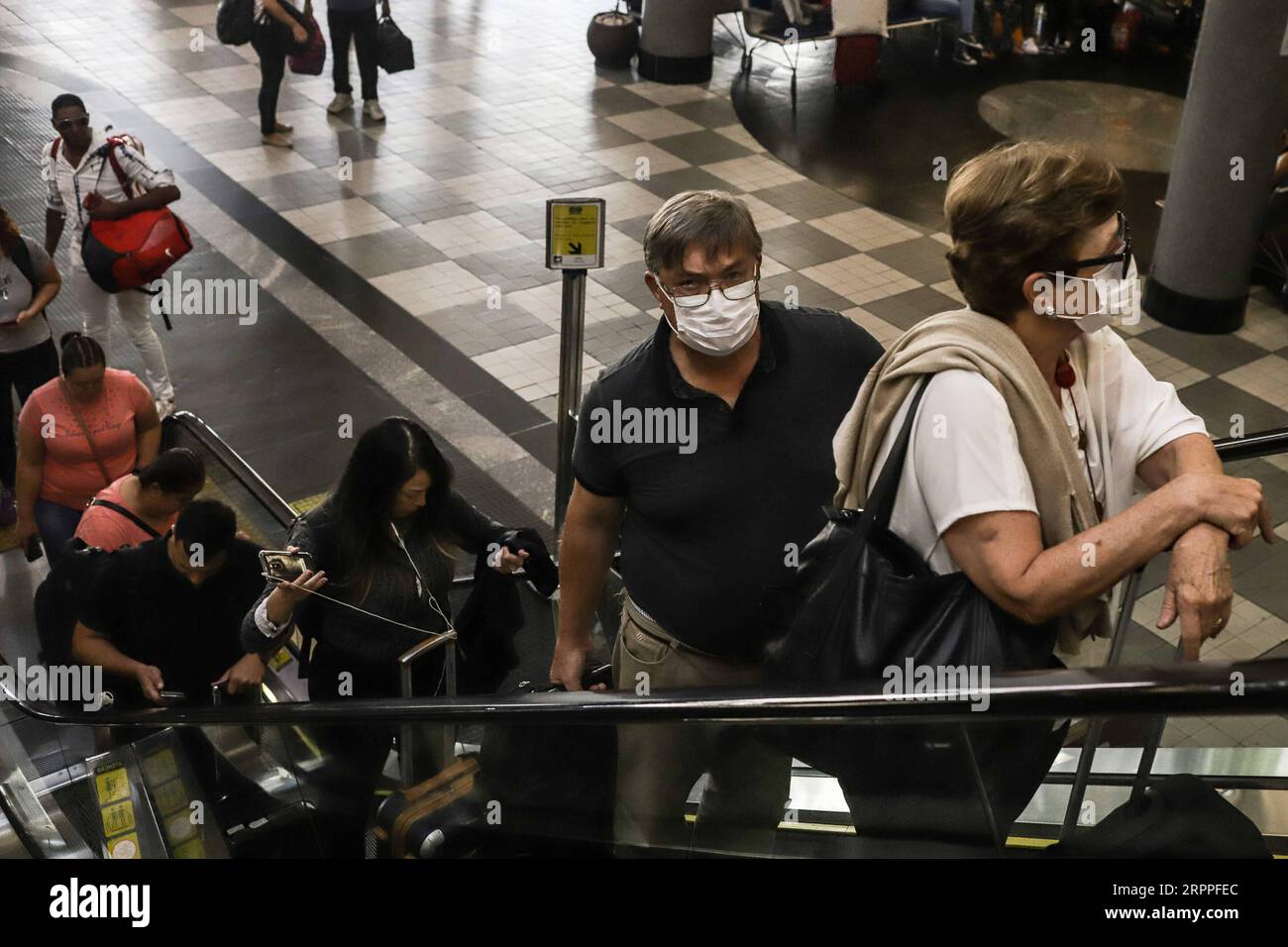 200317 -- SAO PAULO, 17. März 2020 Xinhua -- Menschen, die Gesichtsmasken tragen, werden am 16. März 2020 im Inland-Ankunftsbereich des Flughafens Congonhas in Sao Paulo, Brasilien, gesehen. Das brasilianische Gesundheitsministerium sagte am Montag, dass die Zahl der bestätigten COVID-19-Fälle im Land 234 erreicht hat, was einem Anstieg um 34 gegenüber dem Vortag entspricht. Mehrere staaten haben bereits Maßnahmen ergriffen, um die Übertragung zu verringern, wie die Aussetzung von Schulklassen und die Schließung von Theatern und Konzertsälen. Mehrere Kirchen und religiöse Tempel haben auch ihre Aktivitäten ausgesetzt. Xinhua/Rahel Patrasso BRAZIL-SAO PAULO-COVID-19 PUBLICATI Stockfoto