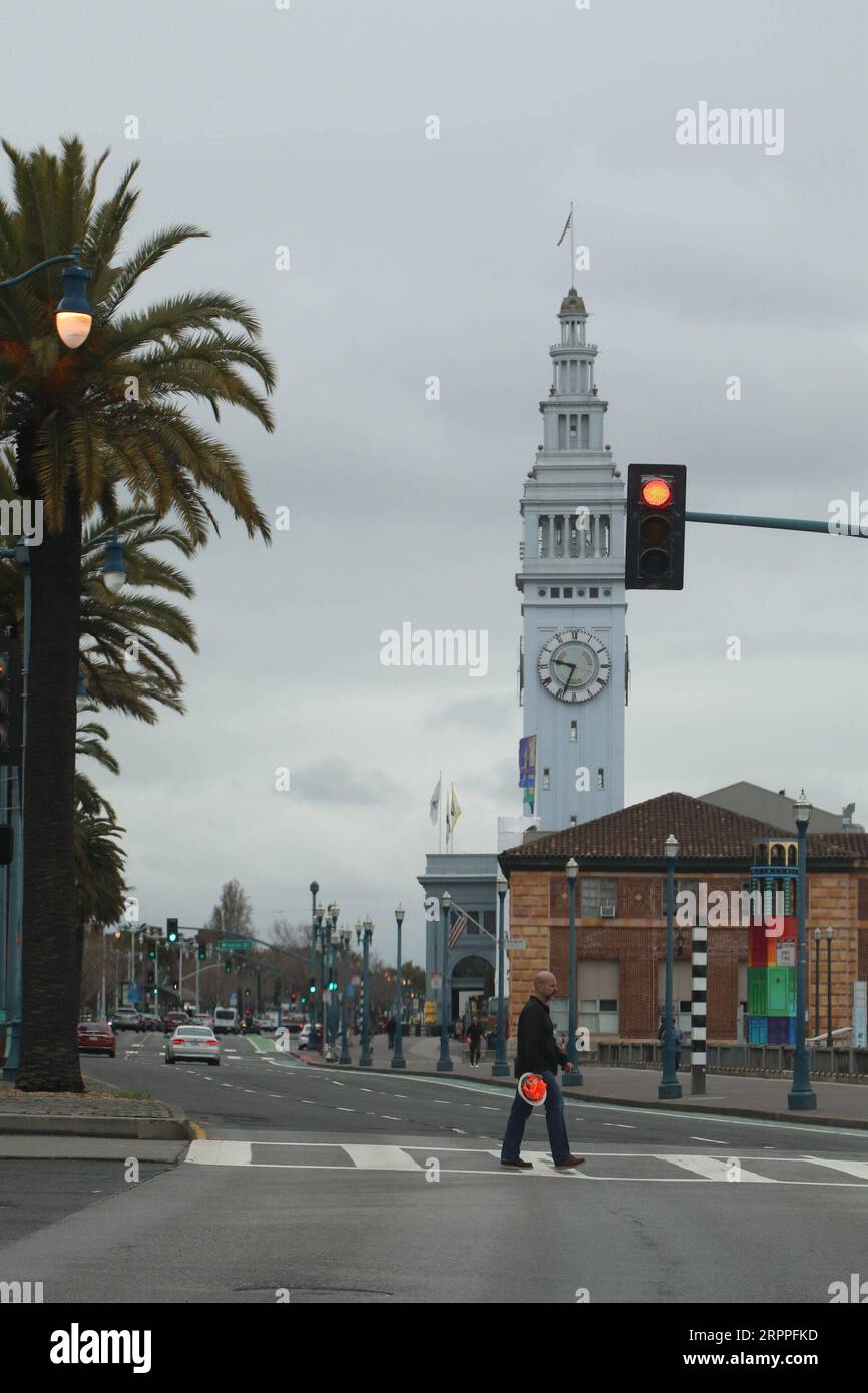 200317 -- SAN FRANCISCO, 17. März 2020 -- Ein Mann überquert eine Straße in San Francisco, USA, 16. März 2020. Sechs Grafschaften in der Bay Area im Norden Kaliforniens, einschließlich San Francisco, gaben am Montag eine öffentliche Gesundheitsordnung bekannt, die die Bewohner auffordert, zu Hause zu bleiben, außer für wesentliche Aktivitäten. Foto von /Xinhua U.S.-SAN FRANCISCO-COUNTIES-UNNECESSARY OUTDOOR ACTIVITIES-BAN LiuxYilin PUBLICATIONxNOTxINxCHN Stockfoto