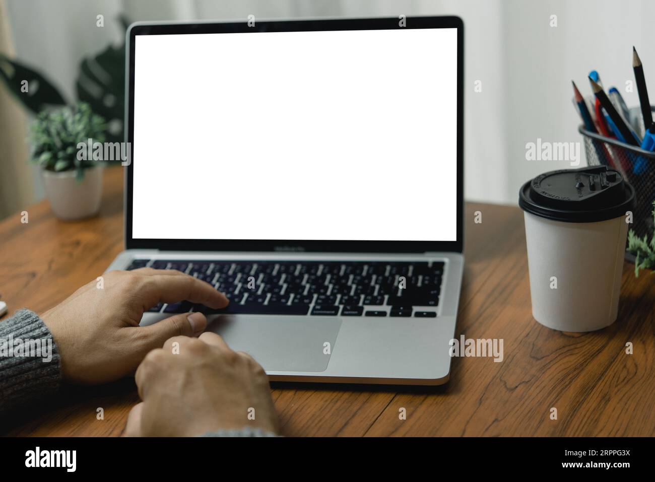 Mock-up mit Laptop mit leerem Bildschirm Computer modern. Kopieren Sie Raummarketing und kreatives Design Stockfoto