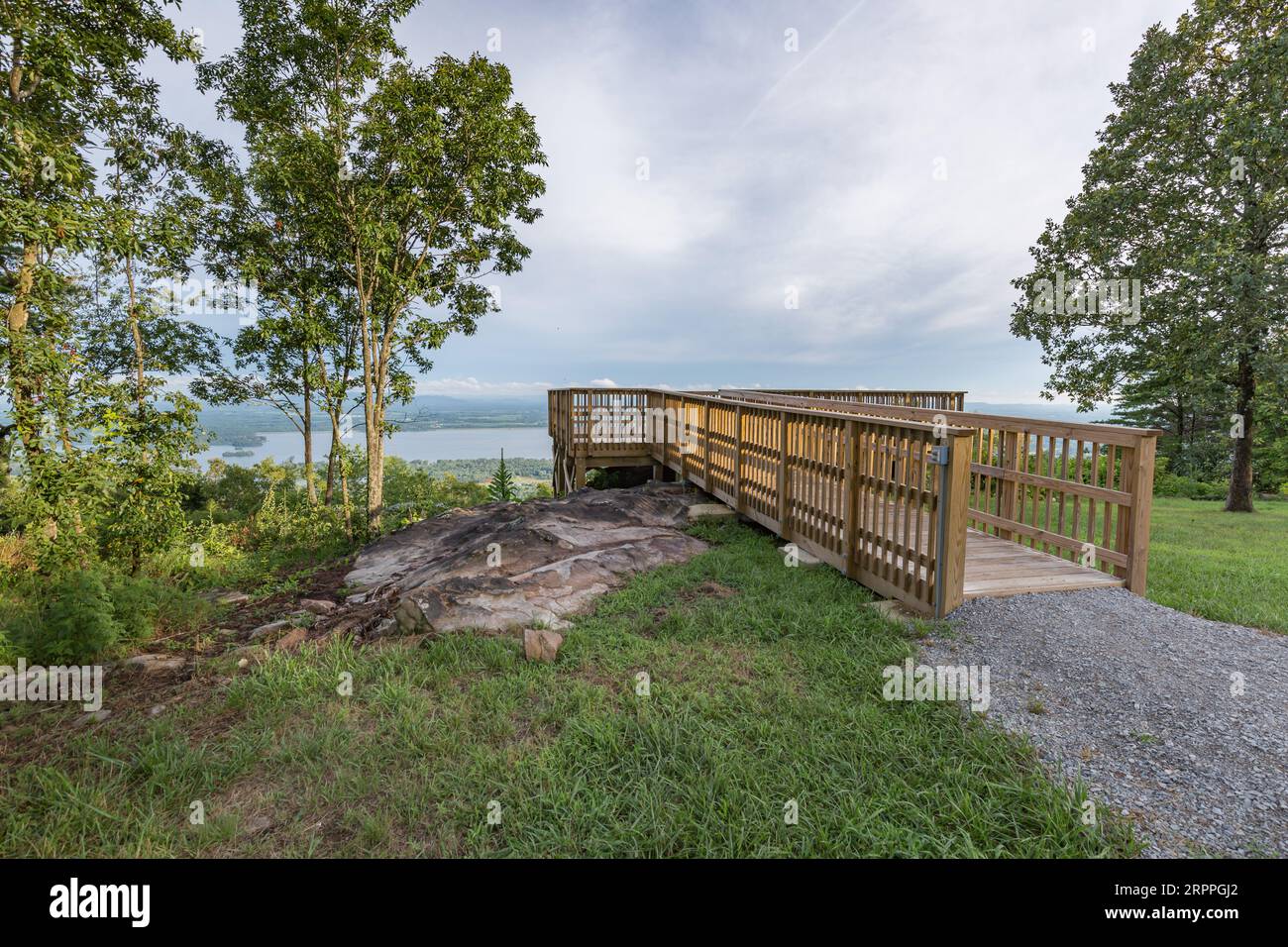 Holzterrasse mit Blick auf den Weiss Lake im Cheyenne Rock Village in der Nähe von Leesburg, Alabama Stockfoto