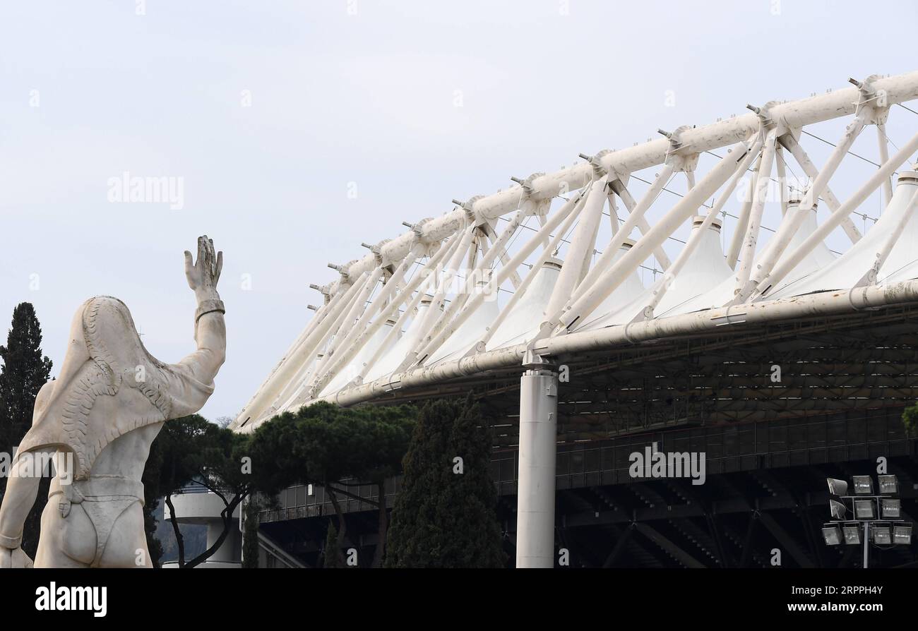 200318 -- PEKING, 18. März 2020 -- Foto aufgenommen am 17. März 2020 zeigt das Stadio Olimpico, das Stadion, das das Eröffnungsspiel der Euro 2020 in Rom, Italien, abhalten soll. Die UEFA hat am Dienstag bestätigt, dass die Europameisterschaft, die im Juni und Juli dieses Jahres stattfinden soll, wegen der Besorgnis über die rasche Ausbreitung von COVID-19 auf 2021 verschoben wird. Die vorgeschlagenen neuen Termine für das 24-Team-Turnier sind der 11. Juni bis 11. Juli 2021. Foto von /Xinhua XINHUA FOTOS DES TAGES AlbertoxLingria PUBLICATIONxNOTxINxCHN Stockfoto