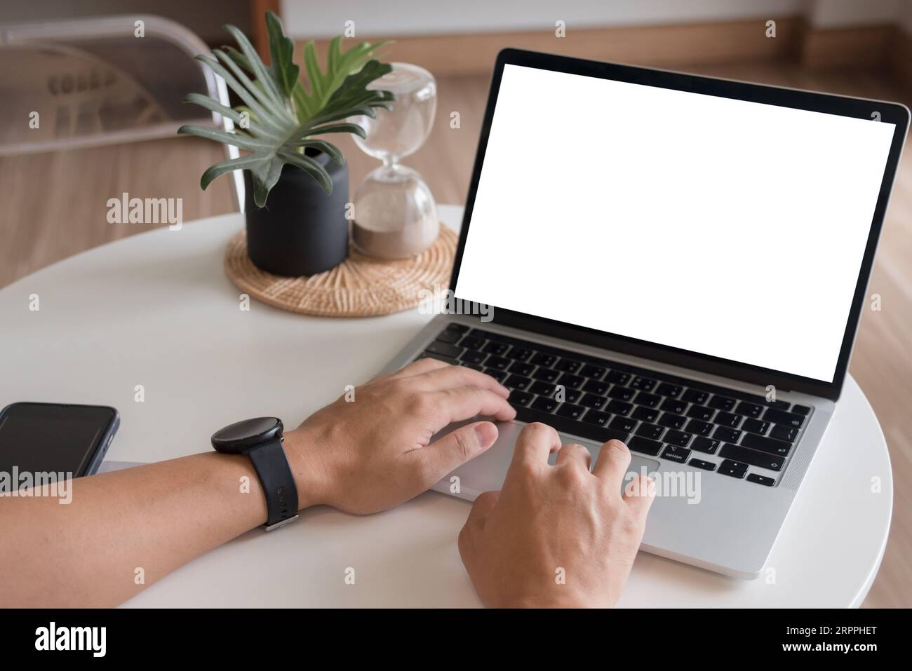 Mock-up mit Laptop mit leerem Bildschirm Computer modern. Kopieren Sie Raummarketing und kreatives Design Stockfoto