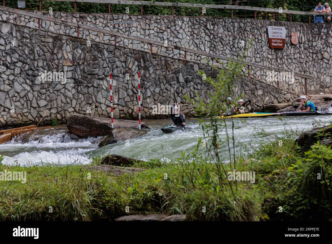 Olympian Evy Leibfarth, der Slalom übt, läuft im Nantahala Outdoor Center in der Nähe von Bryson City, North Carolina Stockfoto