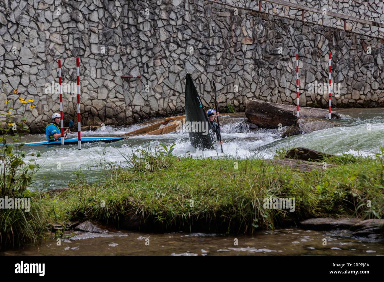 Olympian Evy Leibfarth, der Slalom übt, läuft im Nantahala Outdoor Center in der Nähe von Bryson City, North Carolina Stockfoto