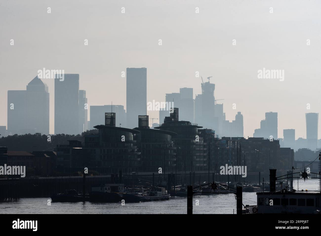 Central Business District Isle of Dogs Skyline an einem nebligen Morgen. Die trübe Kontur der Canary Wharf-Türme. Silhouette des britischen Finanzzentrums Stockfoto