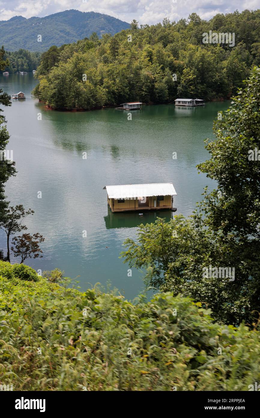 Blick auf ein Hausboot auf dem Fontana Lake von der Great Smoky Mountains Railroad auf ihrem Ausflug von Bryson City, North Carolina Stockfoto