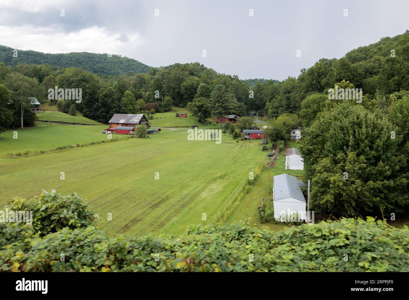 Kleine Familienfarm in den Bergen, die von der Open-Air-Bahn der Great Smoky Mountains Railroad auf ihrem Ausflug von Bryson City, North Carolina aus gesehen wird Stockfoto