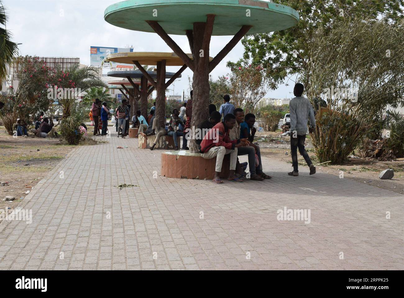 200318 -- ADEN, 18. März 2020 -- afrikanische Einwanderer werden auf den Straßenpflasterstraßen in der südlichen Hafenstadt Aden, Jemen, 18. März 2020 gesehen. Die jemenitische Regierung erklärte eine Reihe von Vorsichtsmaßnahmen, um den Ausbruch des Coronavirus in dem vom Krieg verwüsteten arabischen Land einzudämmen. Trotz dieser Maßnahmen sagten die Jemeniten, dass Tausende von afrikanischen Einwanderern und Asylsuchenden weiterhin über die illegalen Grenzübergänge in das Land strömen, da die Autorität über die Land-, Luft- und Seegänge im Jemen zwischen der von Saudi-Arabien unterstützten Regierung und den vom Iran unterstützten Huthi-Wiko zersplittert ist Stockfoto