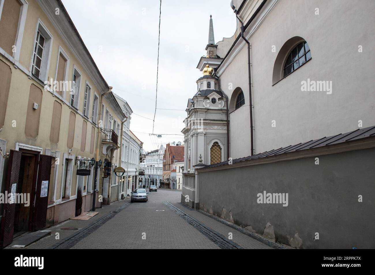 200318 -- VILNIUS, 18. März 2020 Xinhua -- Foto aufgenommen am 18. März 2020 zeigt eine leere Straße in der Altstadt von Vilnius, Litauen. Vom 16. März bis zum 30. März befindet sich Litauen in einer zweiwöchigen nationalen Quarantäne mit Maßnahmen wie dem Verbot aller öffentlichen Versammlungen, der Aussetzung der Aktivitäten von Bildungseinrichtungen, der Schließung von Grenzen für Ausländer, der Schließung von Geschäften mit Ausnahme von Apotheken, Lebensmittelgeschäften und Supermärkten. Foto von Alfredas Pliadis/Xinhua LITHUANIA-VILNIUS-NATIONAL QUARANTINE-COVID-19 PUBLICATIONxNOTxINxCHN Stockfoto