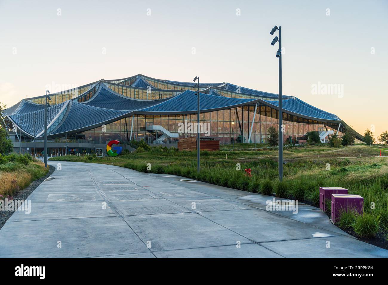 MOUNTAIN VIEW, 8. JULI 2023: Außenansicht des Google Bay View Firmencampus in Mountain View, Kalifornien, USA Stockfoto