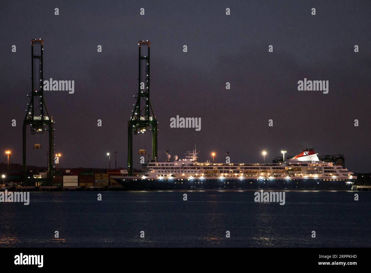 200319 -- PEKING, 19. März 2020 -- das Kreuzfahrtschiff MS Braemar legt am 18. März 2020 im Hafen von Mariel, West Havanna, Kuba an. Das Kreuzfahrtschiff mit fünf Passagieren, die positiv auf COVID-19 getestet wurden, hat die kubanischen Hoheitsgewässer erreicht, sagte Juan Antonio Fernandez, stellvertretender Leiter der Kommunikation im kubanischen Außenministerium, am Dienstag. Foto von /Xinhua XINHUA FOTOS DES TAGES JoaquinxHernandez PUBLICATIONxNOTxINxCHN Stockfoto