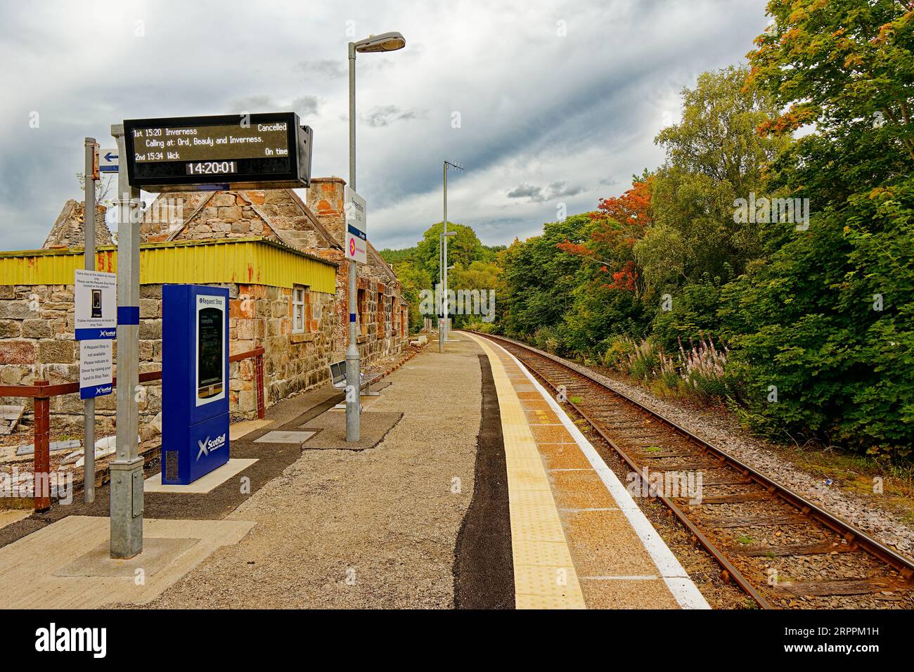 Kyle of Sutherland Scotland ScotRail Station in Invershin im Spätsommer Stockfoto