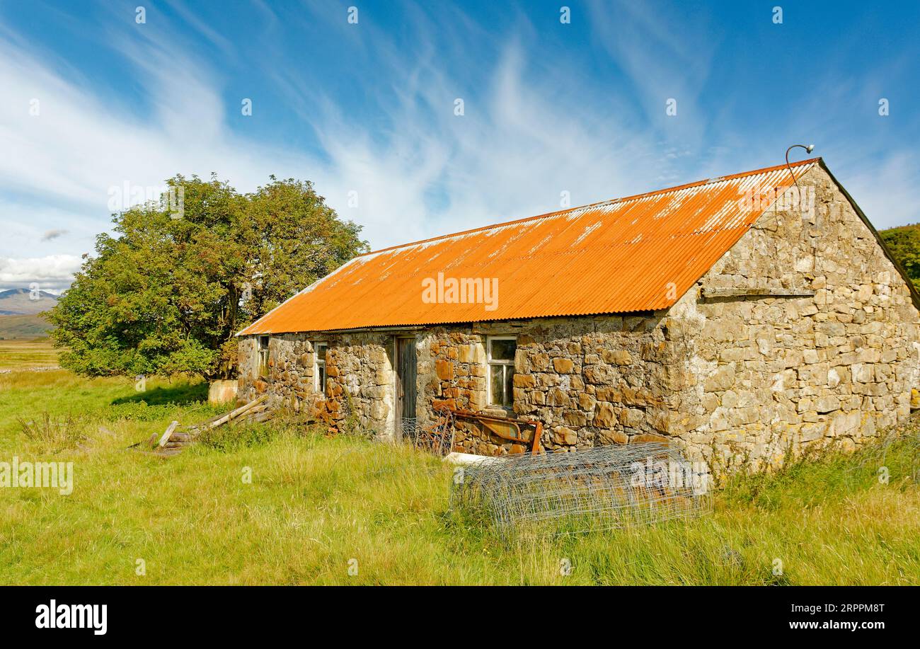 Rosehall Glen Cassley Scotland das rote Zinndach des einsamen croft-Hauses im Sommer Stockfoto