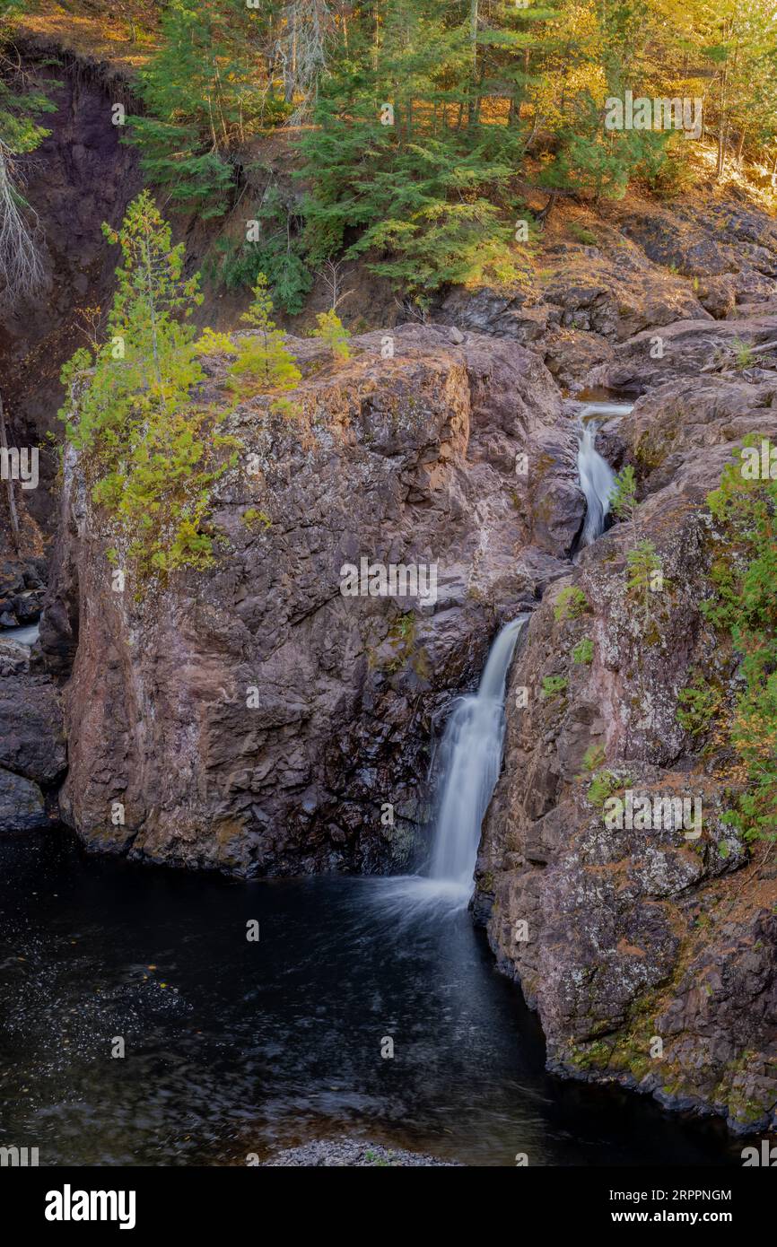 Im Herbst des Jahres ist Nord-Wisconsin ein Paradies für Reisende und Fotografen. Die herrlichen Herbstfarben und Wasserfälle sind spektakulär zu sehen. Stockfoto