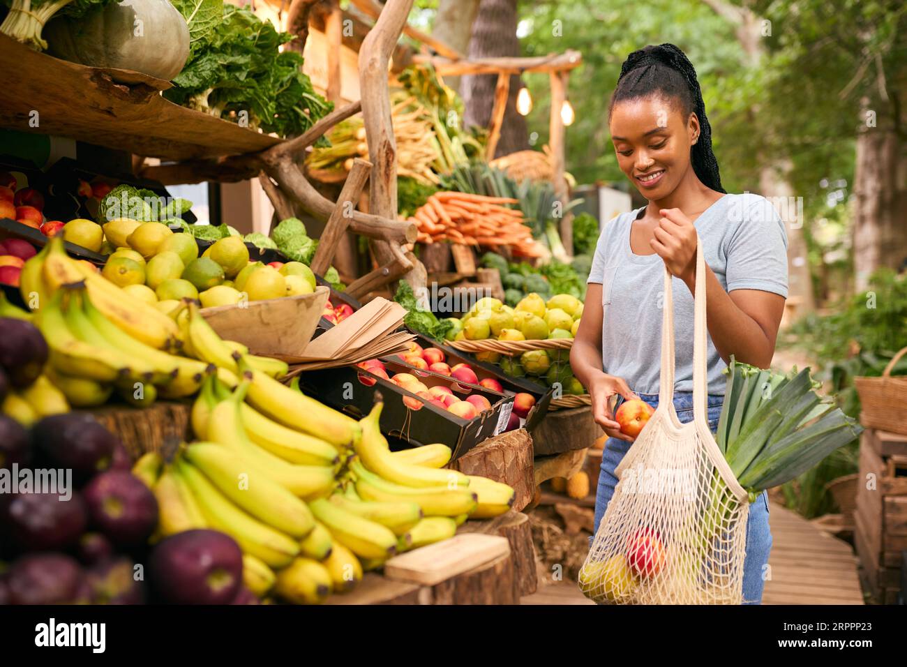 Weibliche Kundin Am Verkaufsstand, Die Frisches Obst Und Gemüse Wählt Stockfoto