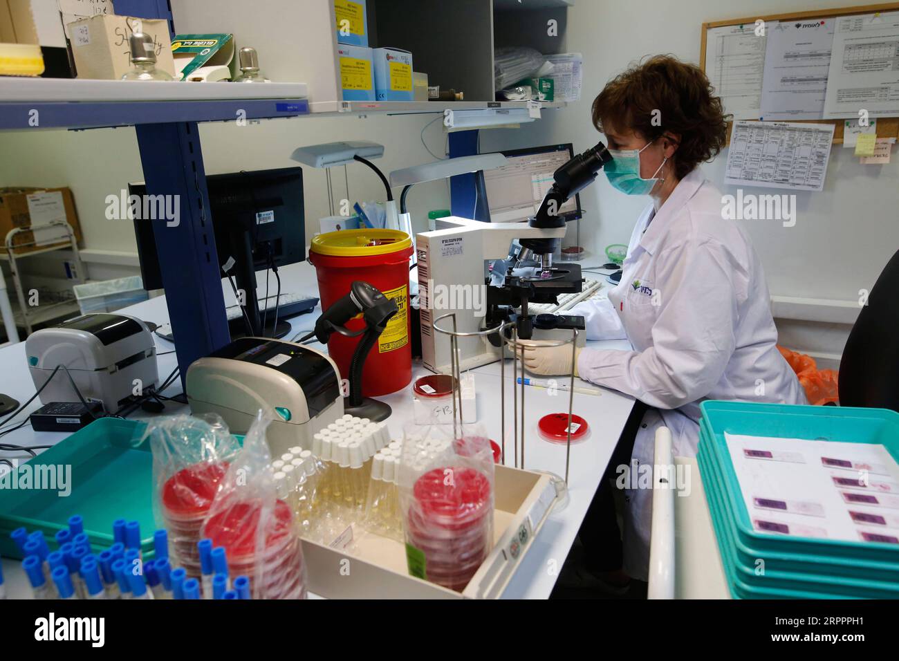 200320 -- ODER YEHUDA, 20. März 2020 -- ein Bediener, der Maske trägt, arbeitet am 19. März 2020 in einem Labor des Leumit Health Maintenance Organization Center für Atemwegsviren in der zentralisraelischen Stadt oder Yehuda. Israel hat am Donnerstag 244 COVID-19-Fälle gemeldet, die am stärksten an einem Tag angestiegen sind, und ist damit das am zweithäufigsten betroffene Land in Mideast mit einer Gesamtzahl von 677 Infektionen. Foto von Gil Cohen Magen/Xinhua ISRAEL-OR YEHUDA-COVID-19-LAB ShangxHao PUBLICATIONxNOTxINxCHN Stockfoto