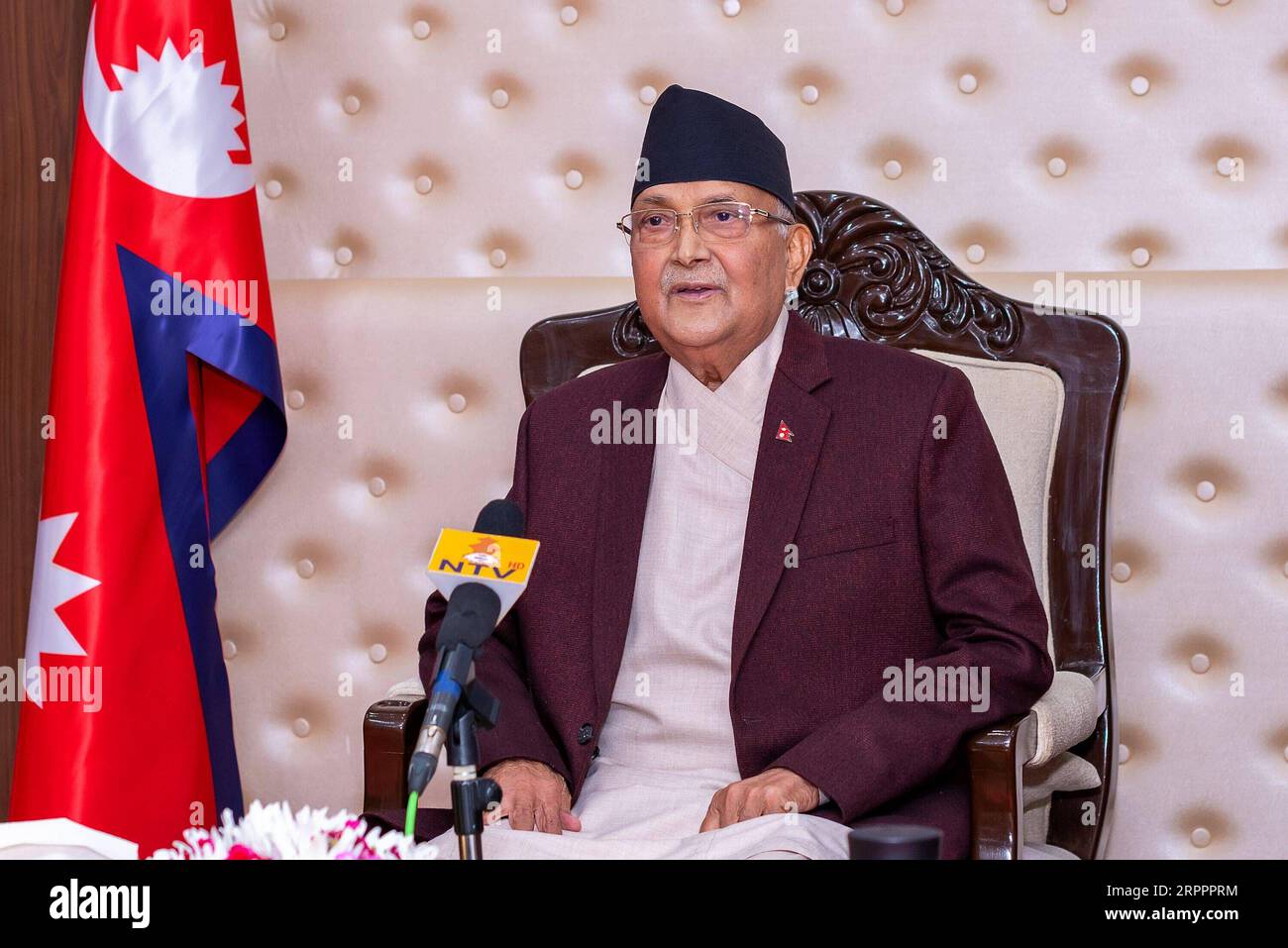 200320 -- KATHMANDU, 20. März 2020 -- Nepals Premierminister KP Sharma Oli hält eine Ansprache an die Nation in Kathmandu, Hauptstadt Nepals, am 20. März 2020. Der nepalesische Premierminister KP Sharma Oli kündigte am Freitag eine Reihe von Verbotsmaßnahmen an, darunter die Aussetzung internationaler Flüge nach Nepal und den Fernverkehr im Zusammenhang mit dem COVID-19-Ausbruch. Büro des Premierministers/Handout über Xinhua NEPAL-KATHMANDU-COVID-19-PM-ADDRESS-INTERNATIONAL FLIGHT BAN SunilxSharma PUBLICATIONxNOTxINxCHN Stockfoto